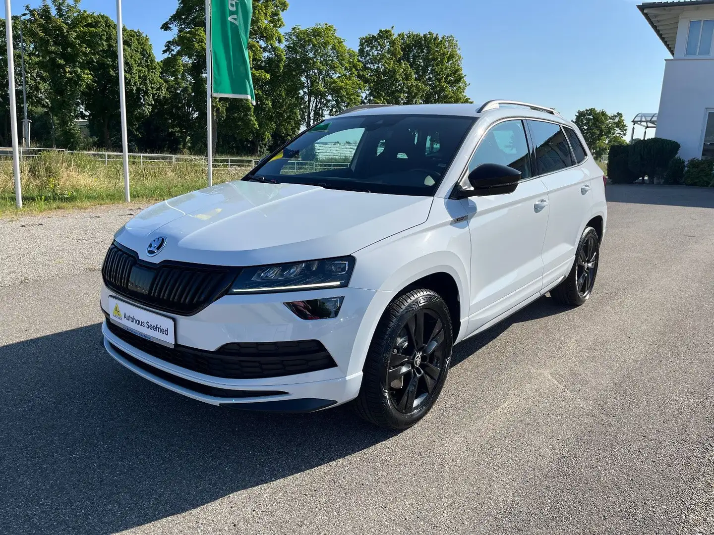 Skoda Karoq Sportline 4x4 LED Navi AHK Kamera e.Hkl. Weiß - 1
