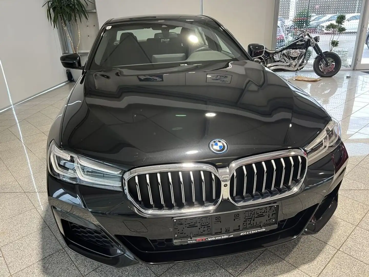 BMW 545 e xDrive M Sport Schwarz - 2