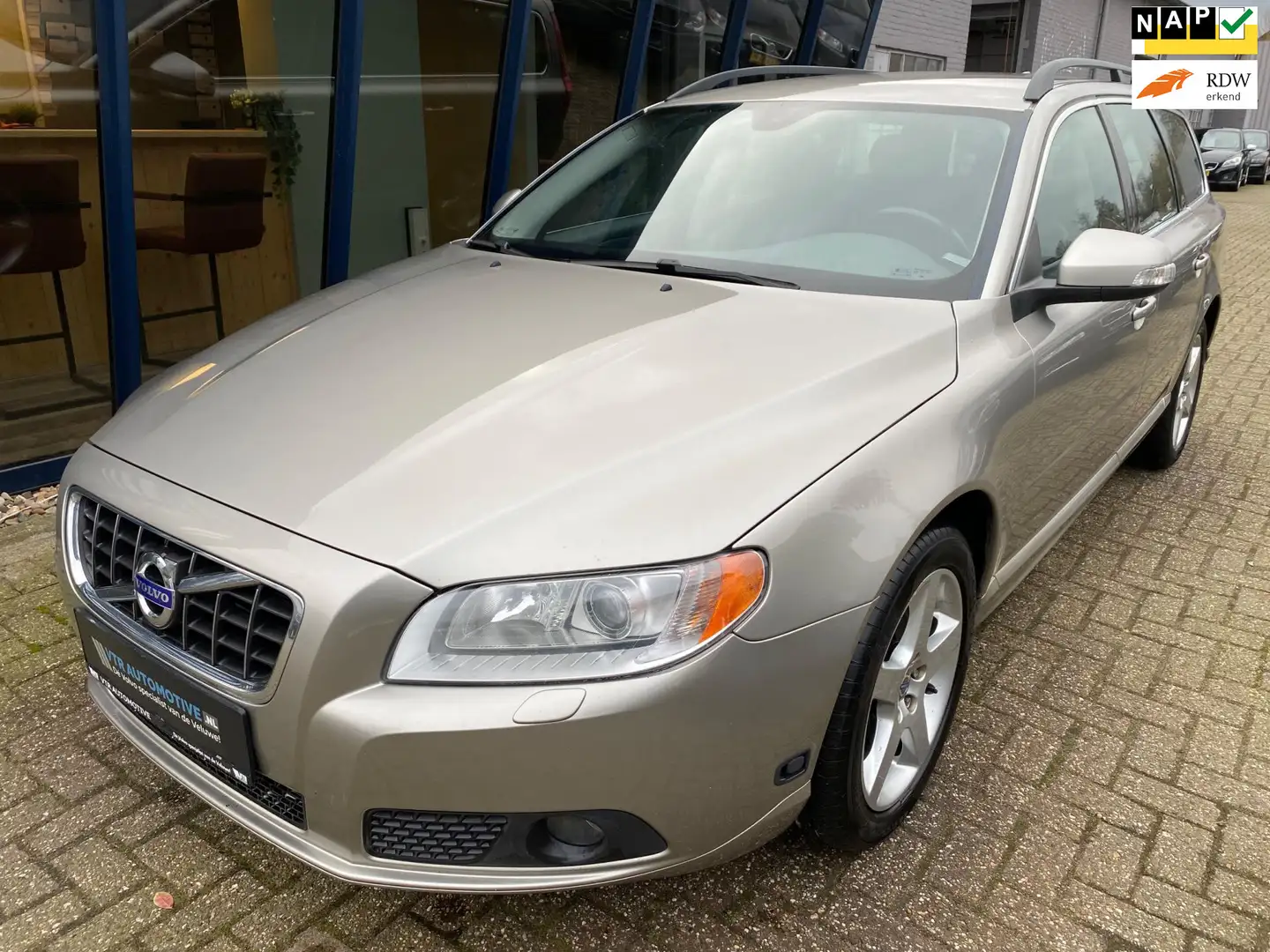 Volvo V70 2.5FT Momentum Automaat 230PK H.LEER / XENON / YOU Marrón - 1