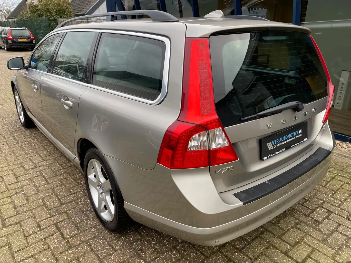 Volvo V70 2.5FT Momentum Automaat 230PK H.LEER / XENON / YOU Marrón - 2
