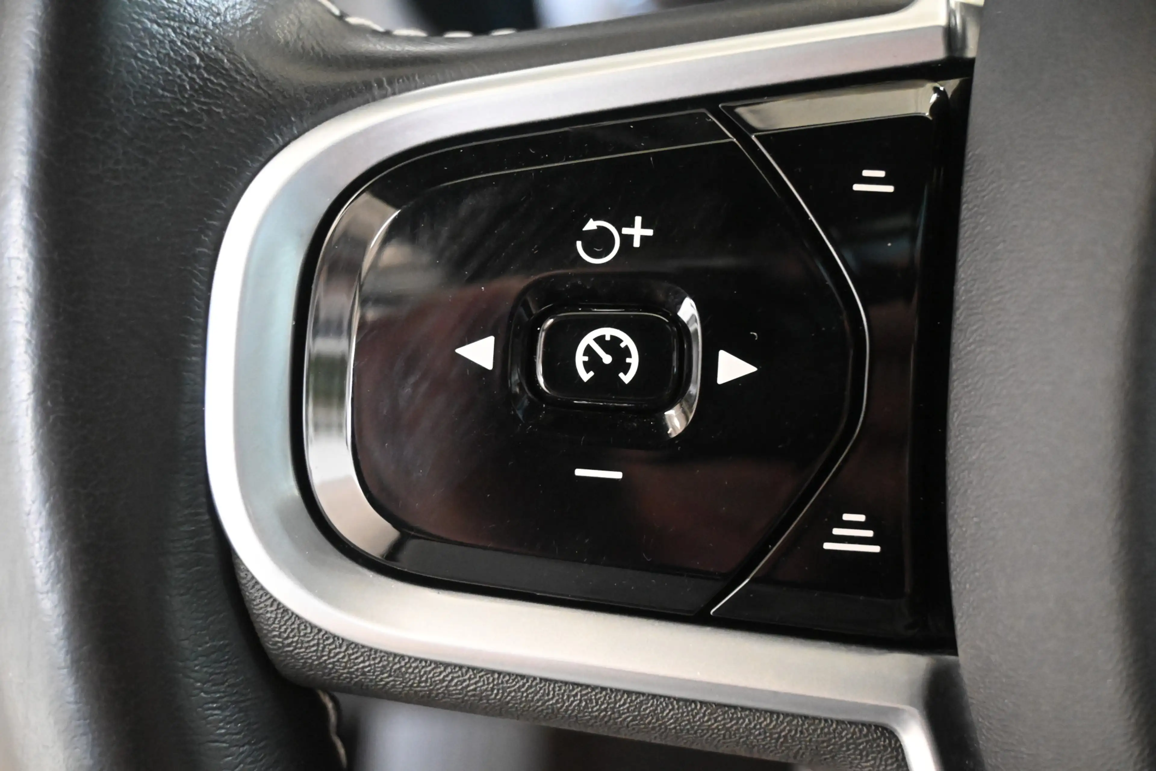 Volvo S60 2.0 B4 198pk R-Design / Plus Dark | 360° | Pano | — photo 34