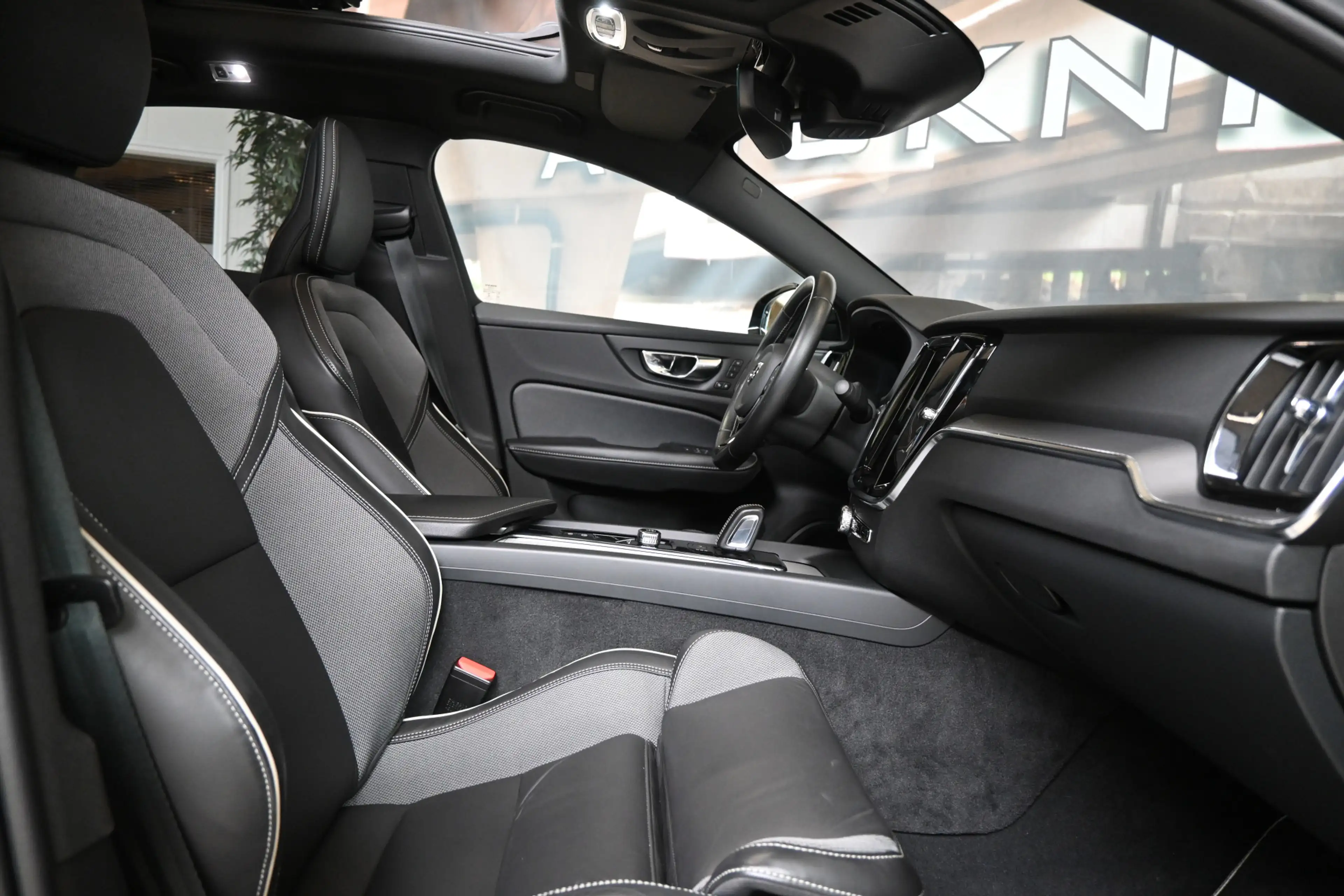 Volvo S60 2.0 B4 198pk R-Design / Plus Dark | 360° | Pano | — photo 18