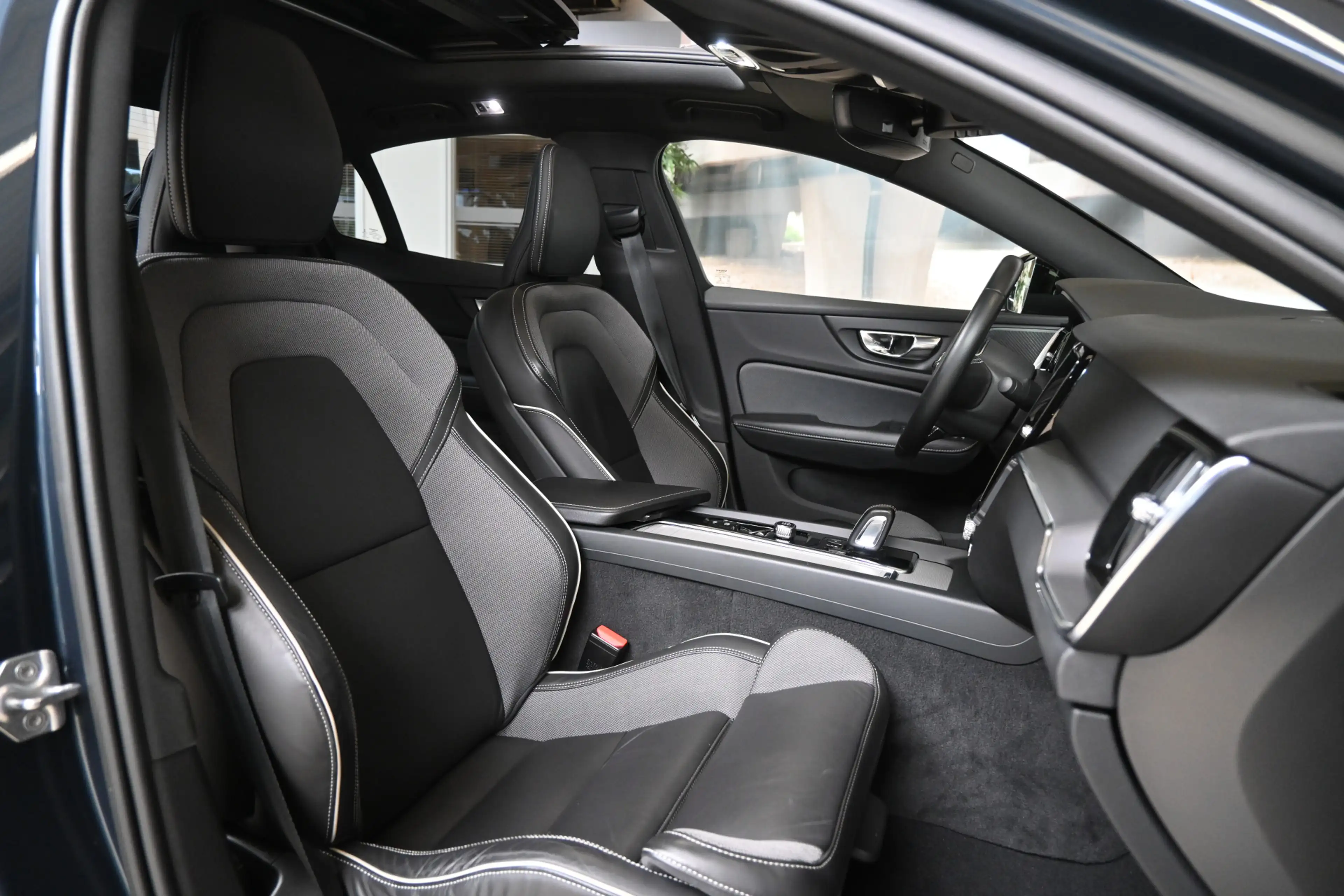 Volvo S60 2.0 B4 198pk R-Design / Plus Dark | 360° | Pano | — photo 19