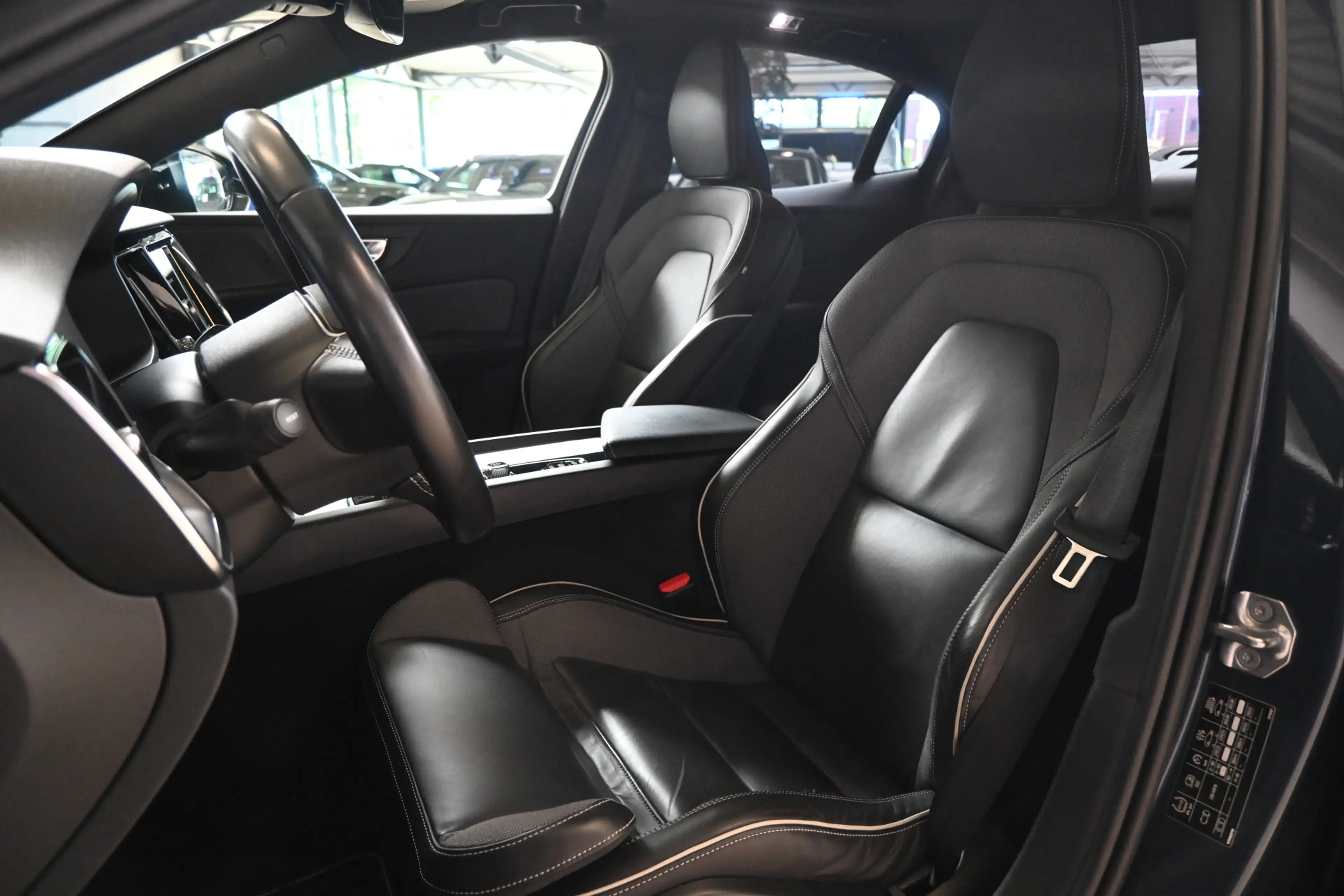 Volvo S60 2.0 B4 198pk R-Design / Plus Dark | 360° | Pano | — photo 26