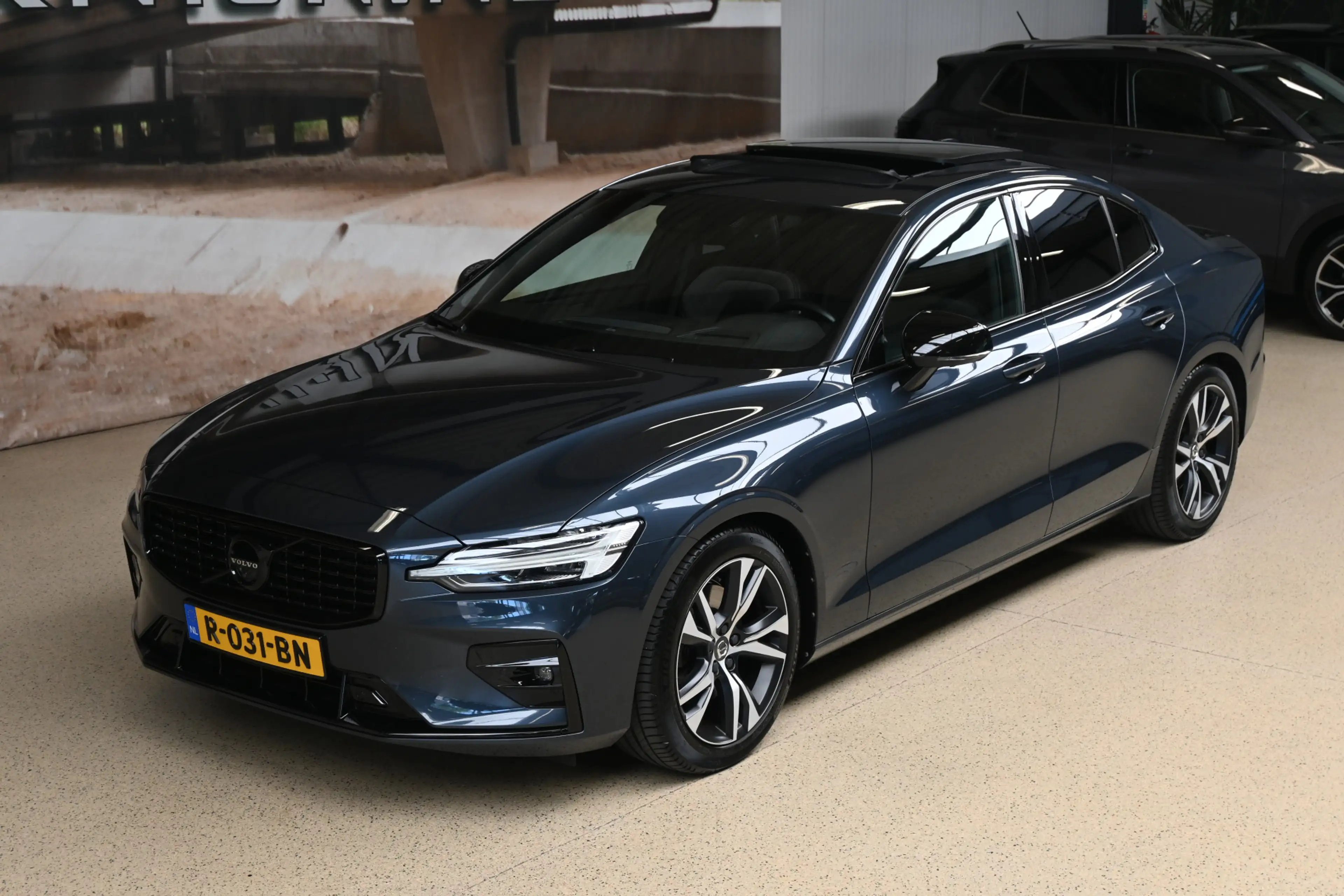 Volvo S60 2.0 B4 198pk R-Design / Plus Dark | 360° | Pano | — photo 6