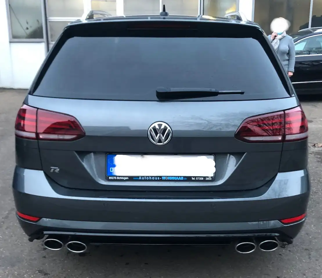 Volkswagen Golf Variant Kombi in Grau gebraucht in Elchingen für € 37.000