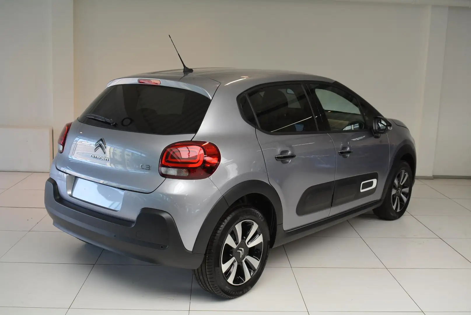 Citroen C3 1.2 83pk Max | Navigatie | Keyless Entry | Achteru Grijs - 2