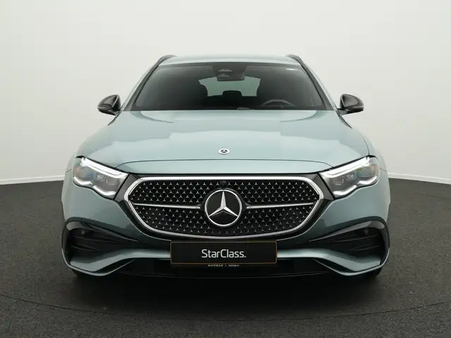 Mercedes-Benz 220 view 2