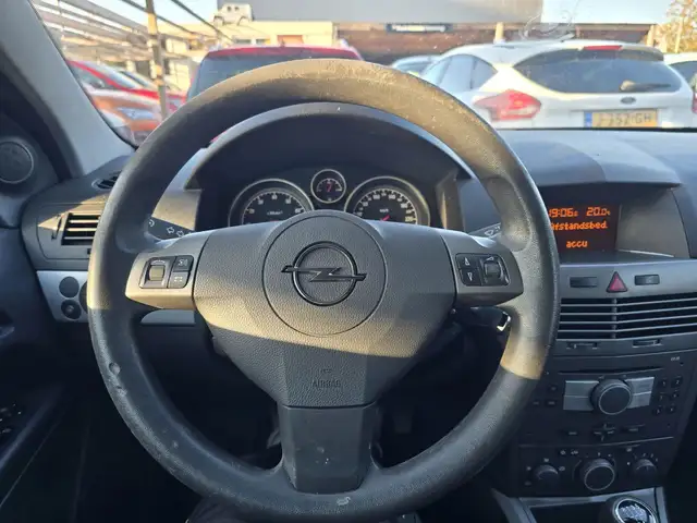 Opel Astra view 12