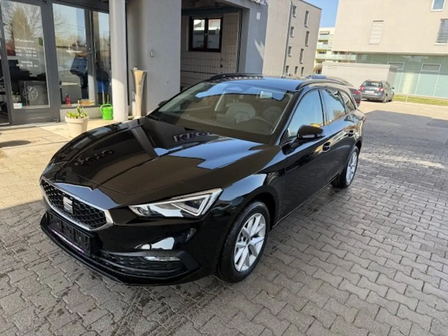 SEAT Leon 1.5 TSI 85 kW Style Schwarz - 2