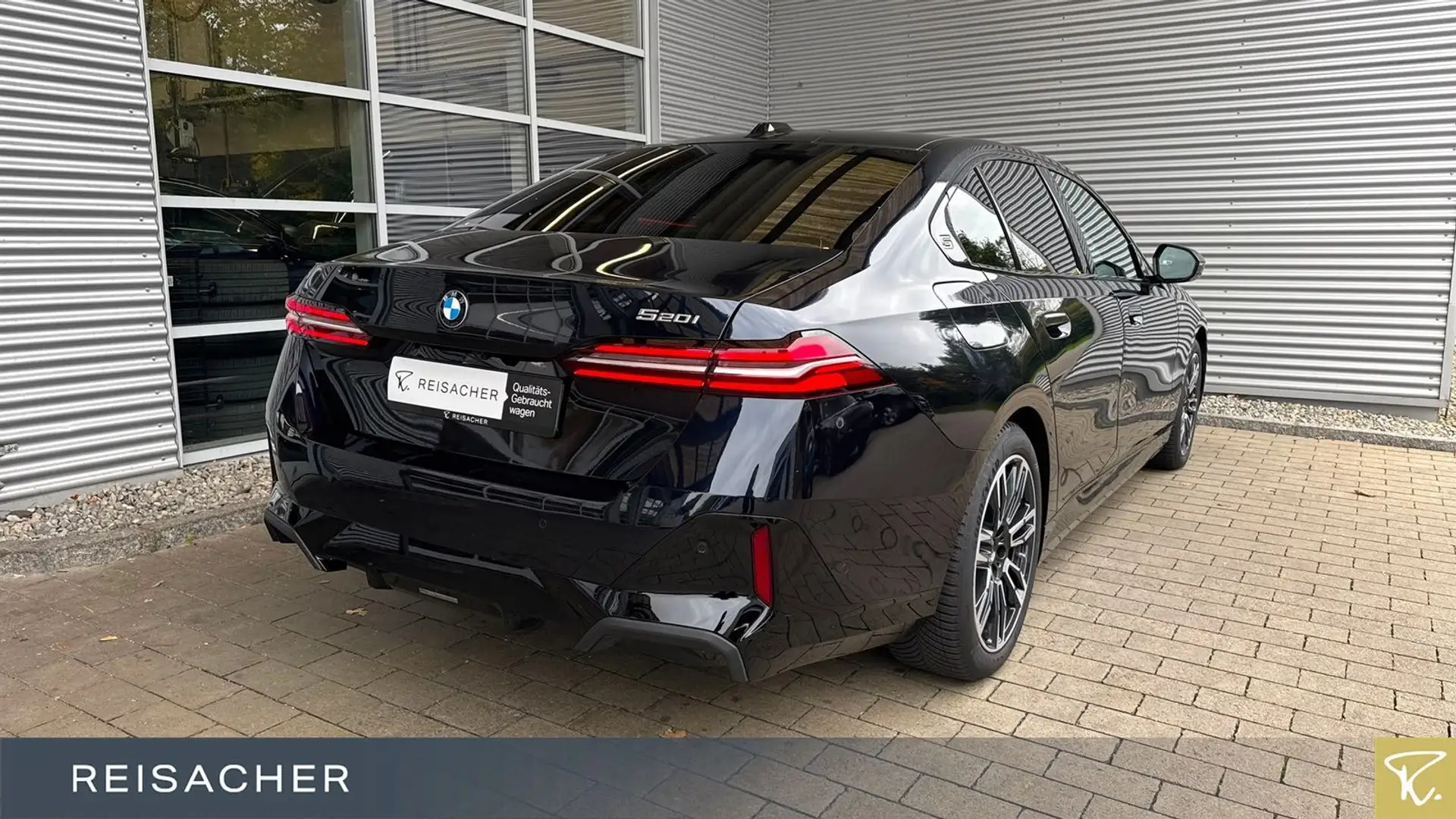 BMW 520 iA M-Sport Navi HUD 360° adLED Pano H&K 19"LM Schwarz - 2