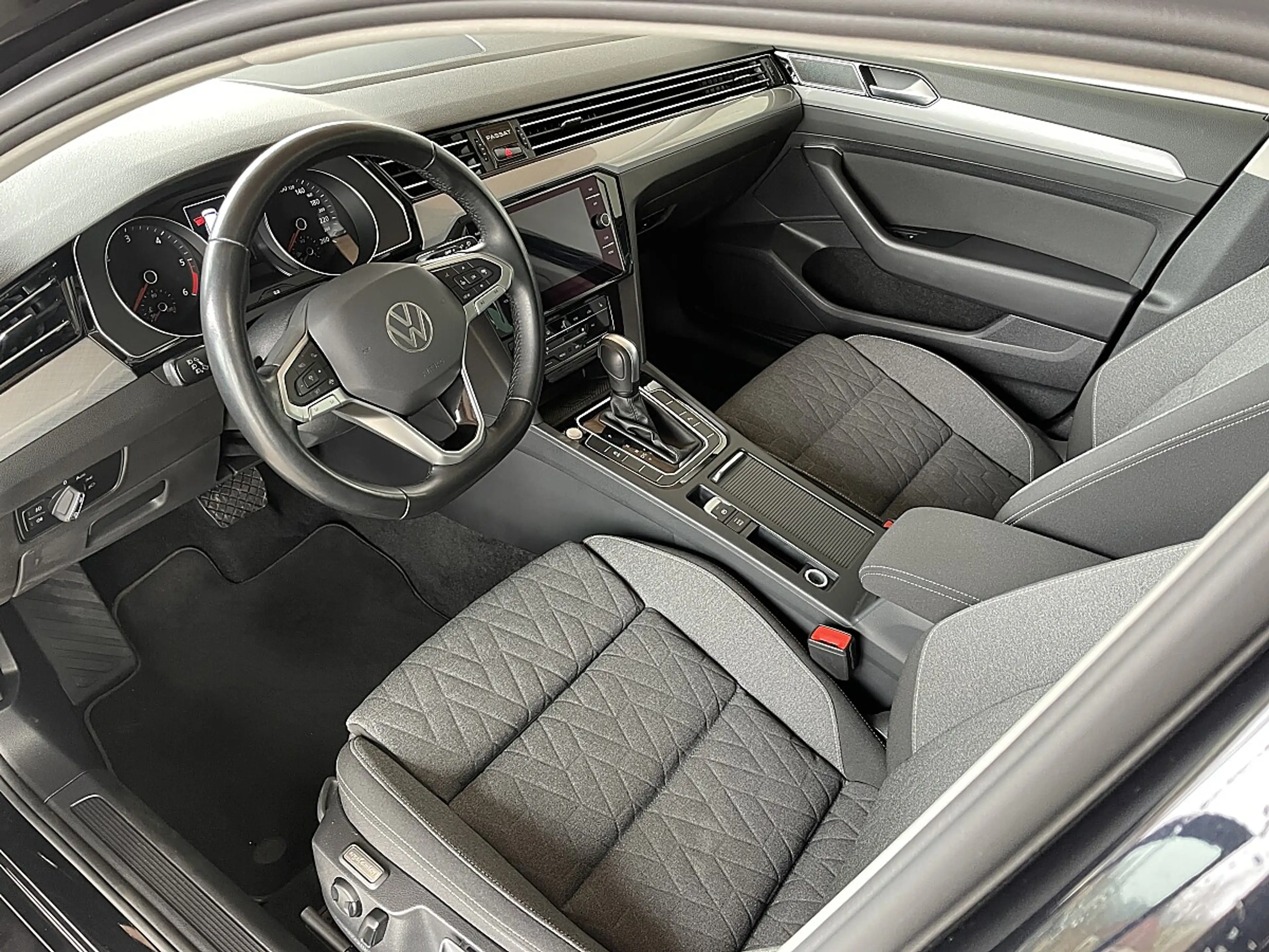 Volkswagen Passat Variant Business 2,0TDI DSG-LED-AHV-ACC-KESSY-MASSAGE-E... — photo 11