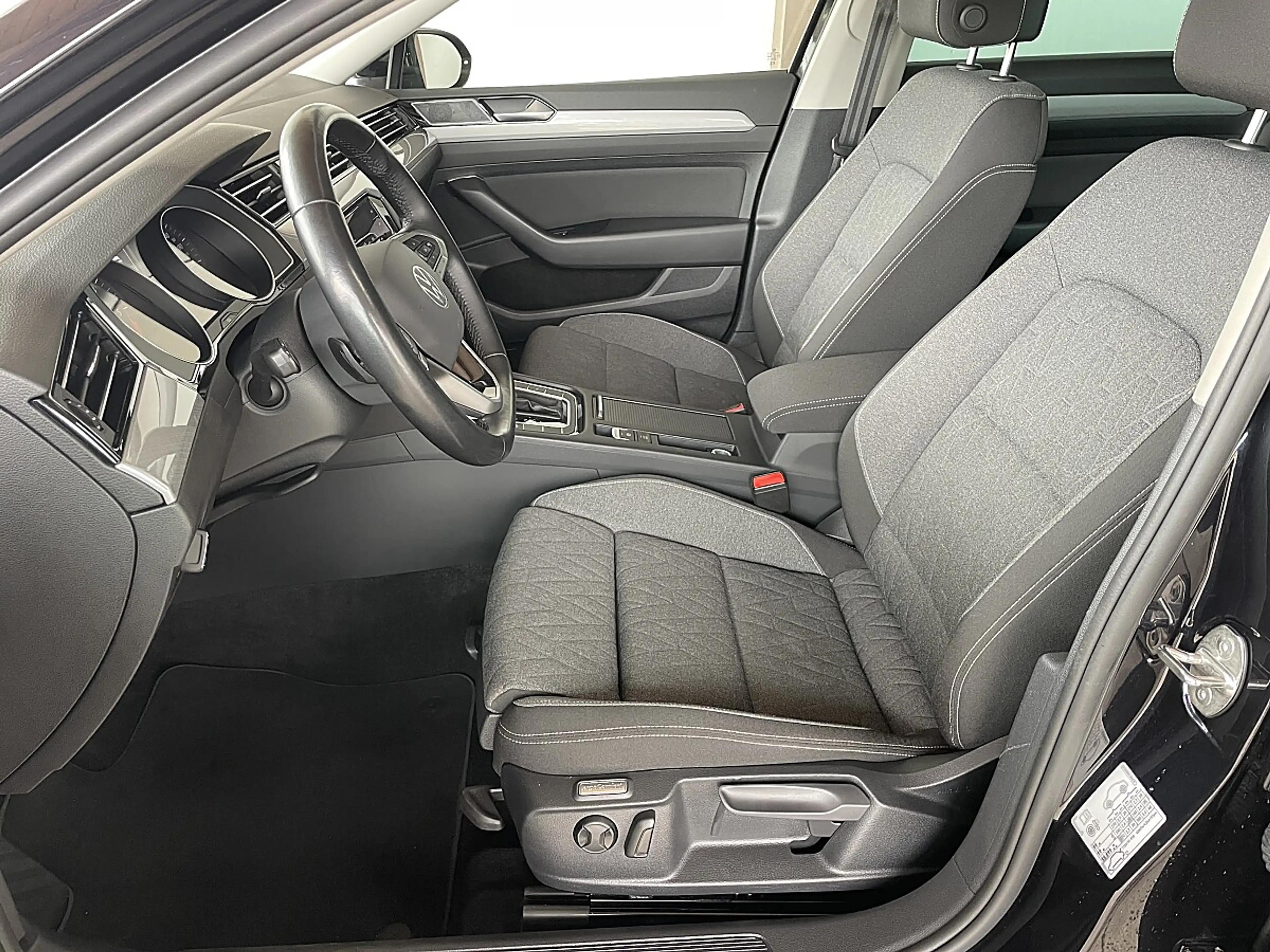 Volkswagen Passat Variant Business 2,0TDI DSG-LED-AHV-ACC-KESSY-MASSAGE-E... — photo 12