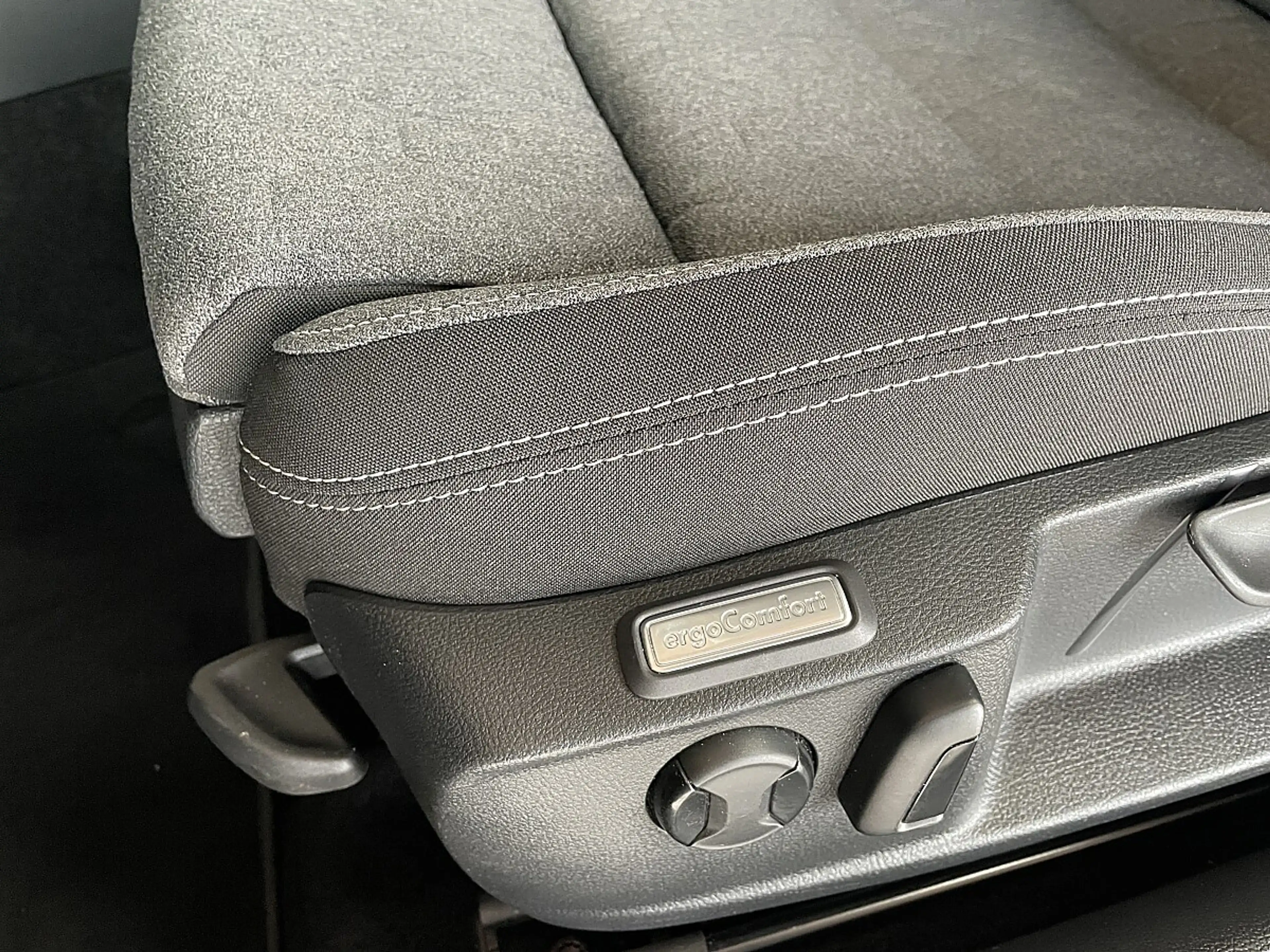 Volkswagen Passat Variant Business 2,0TDI DSG-LED-AHV-ACC-KESSY-MASSAGE-E... — photo 13