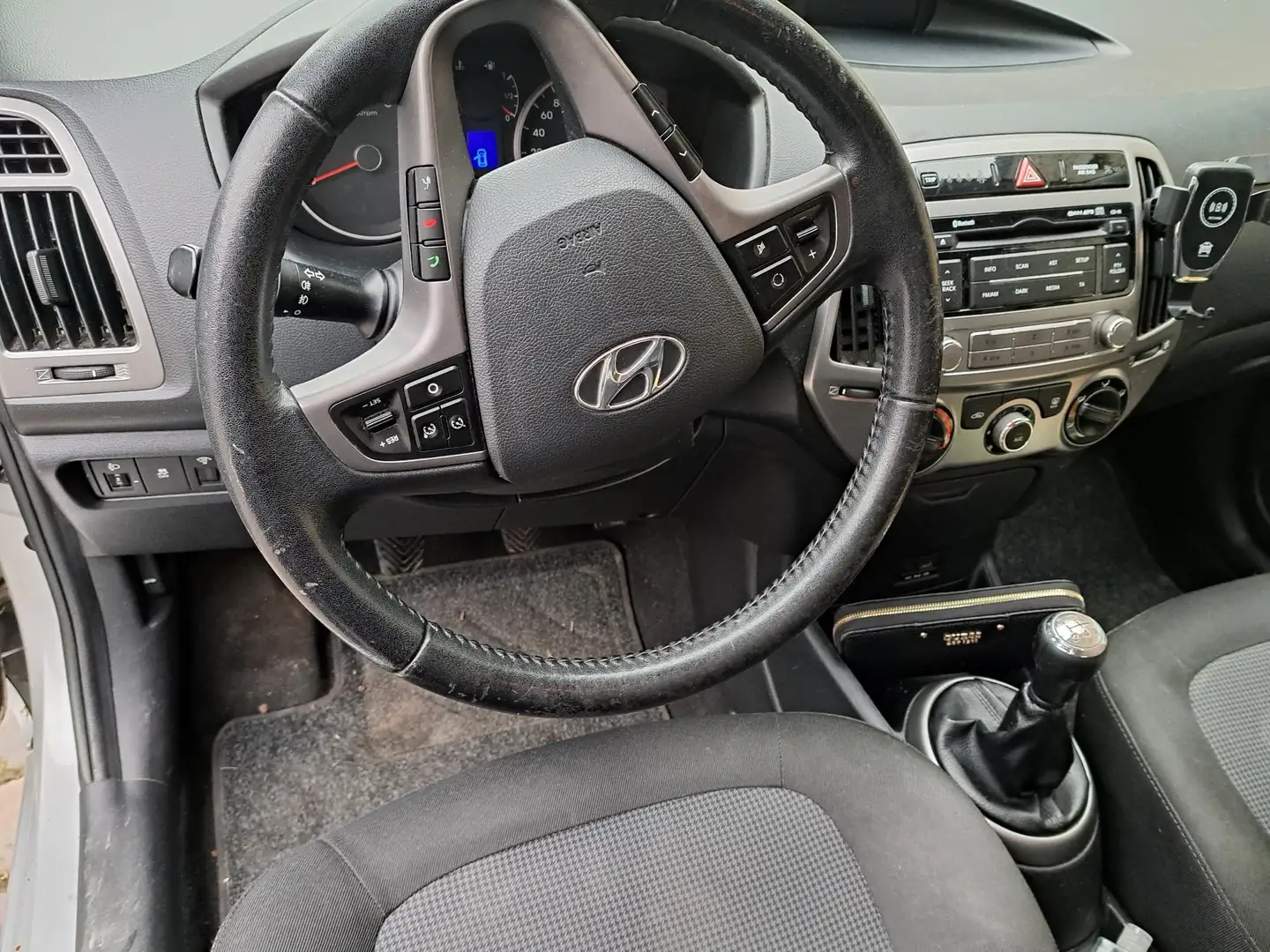 Hyundai i20 1.3 essence Grijs - 2