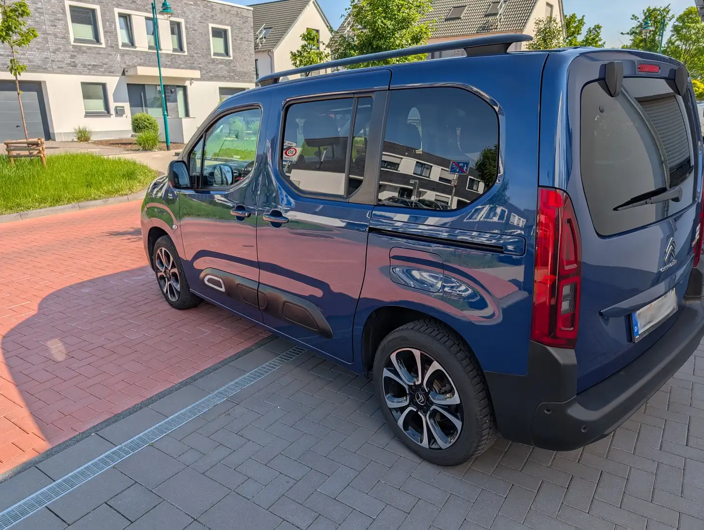 Citroen Berlingo BlueHDi 130 M, SHINE, Panoramadach, Schiebetür Blau - 2