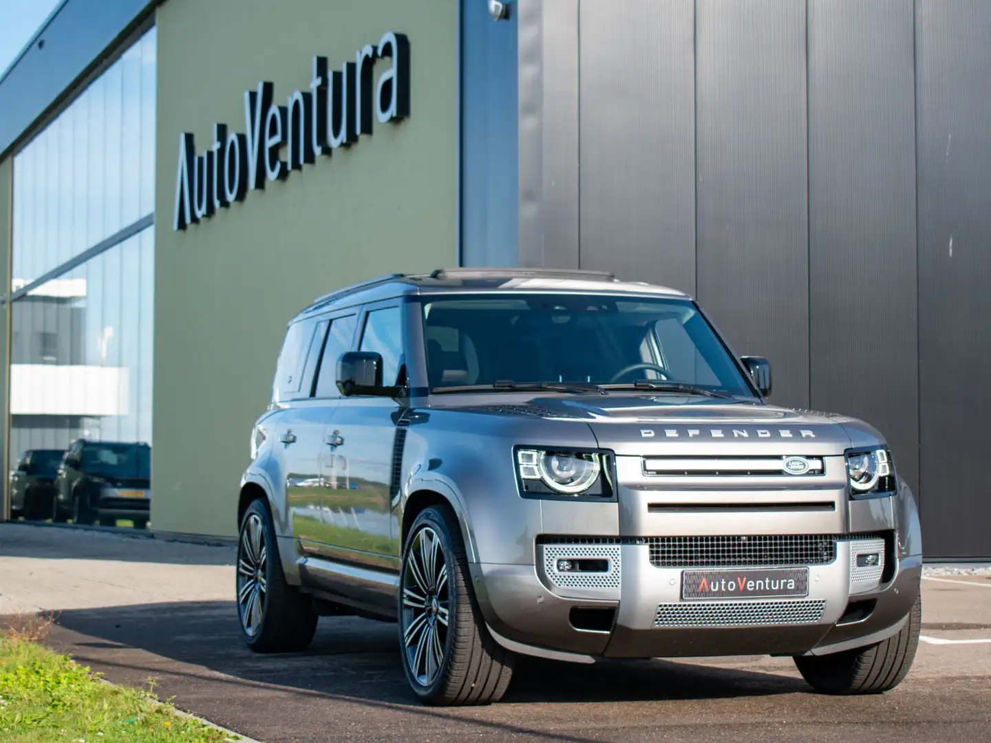 Land Rover Defender 2.0 P400e 110 X-Dynamic | 23'' Velgen | Panoramada Zilver - 2