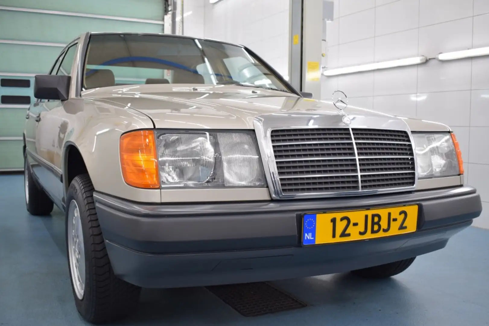 Mercedes-Benz E 300 Sedan W124 Beige - 1