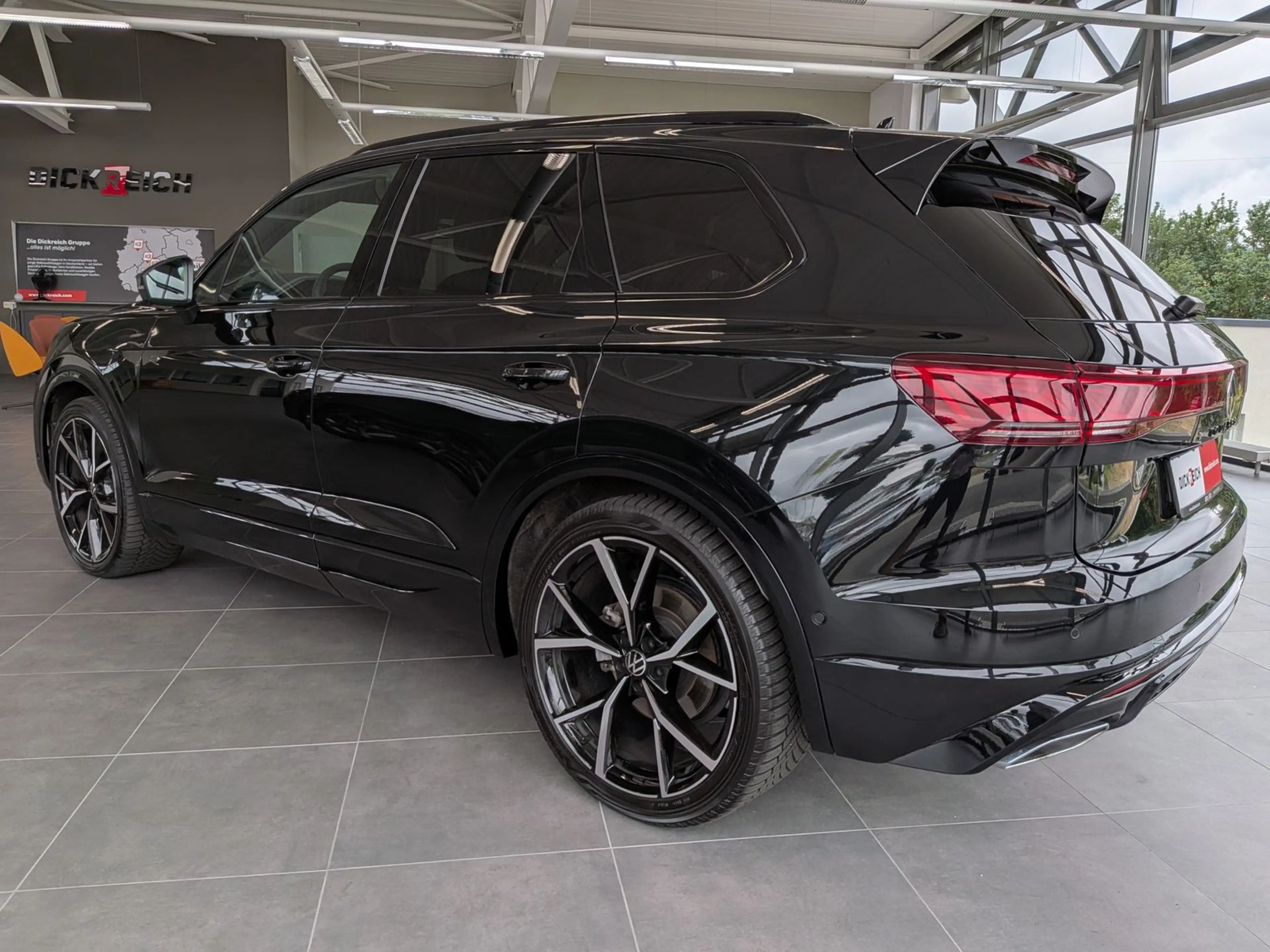 Volkswagen Touareg 3.0TDI 4M R-Line VOLL Black 22" UPE 114T — photo 6