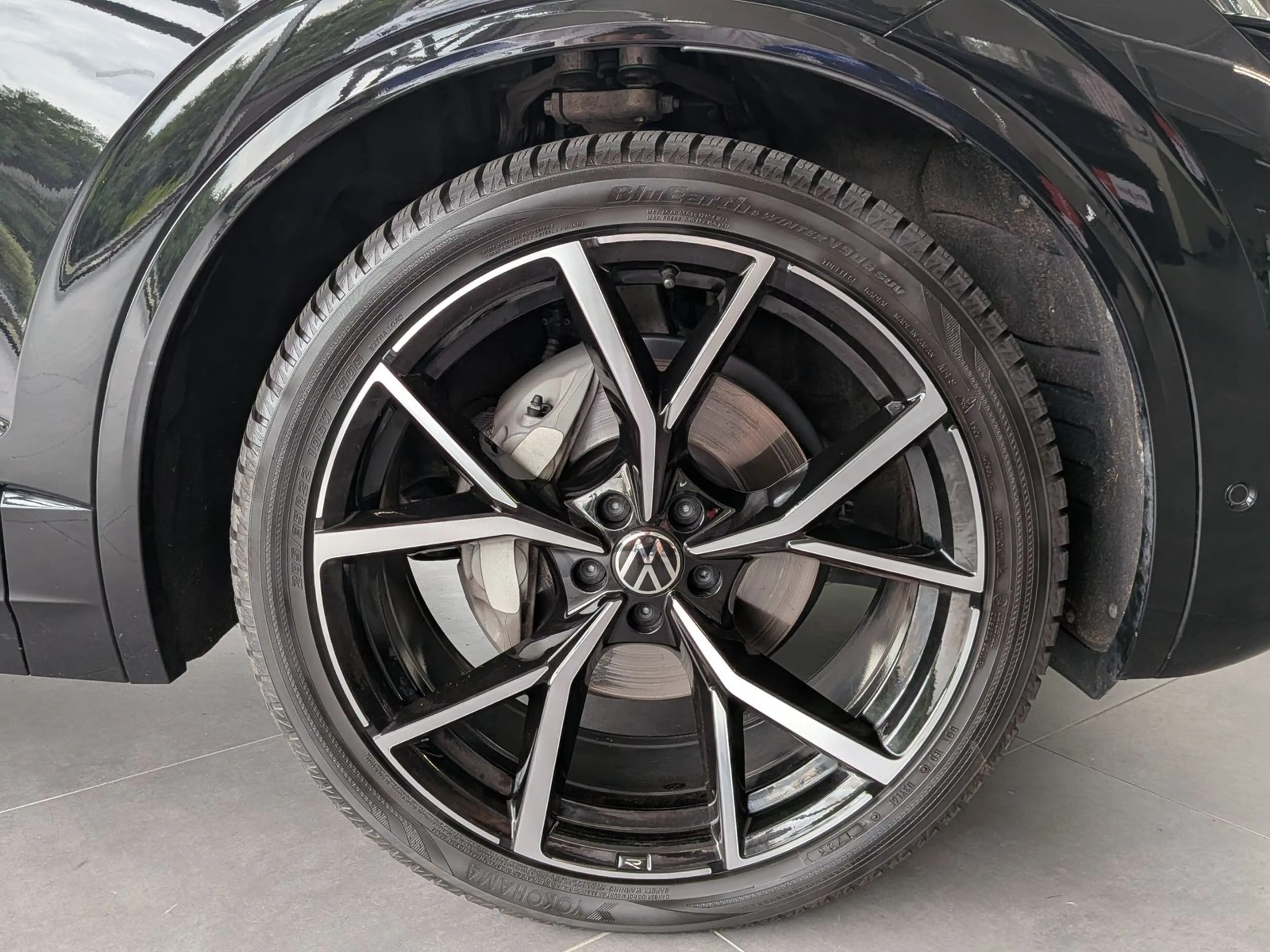 Volkswagen Touareg 3.0TDI 4M R-Line VOLL Black 22" UPE 114T — photo 11
