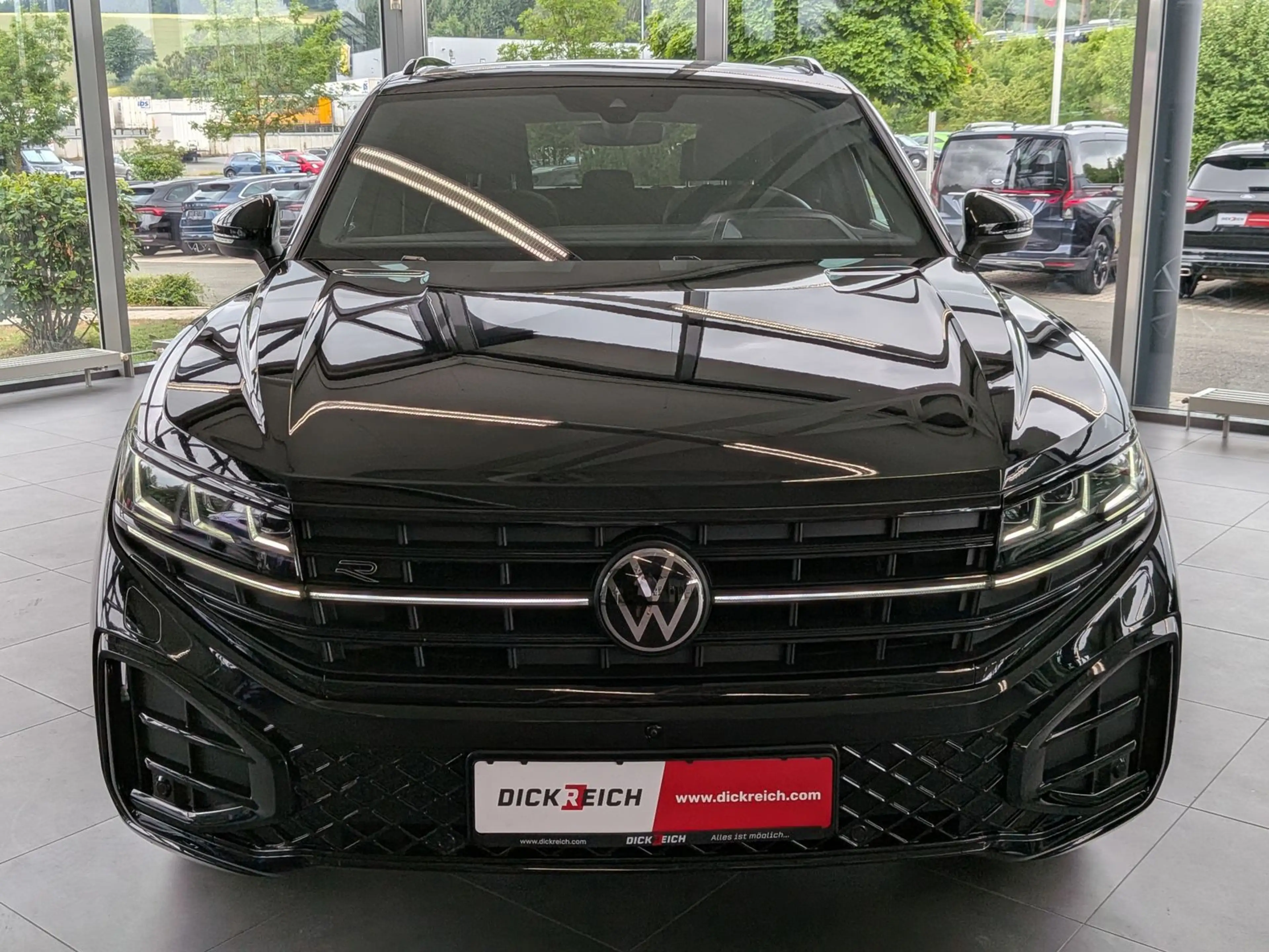 Volkswagen Touareg 3.0TDI 4M R-Line VOLL Black 22" UPE 114T — photo 3