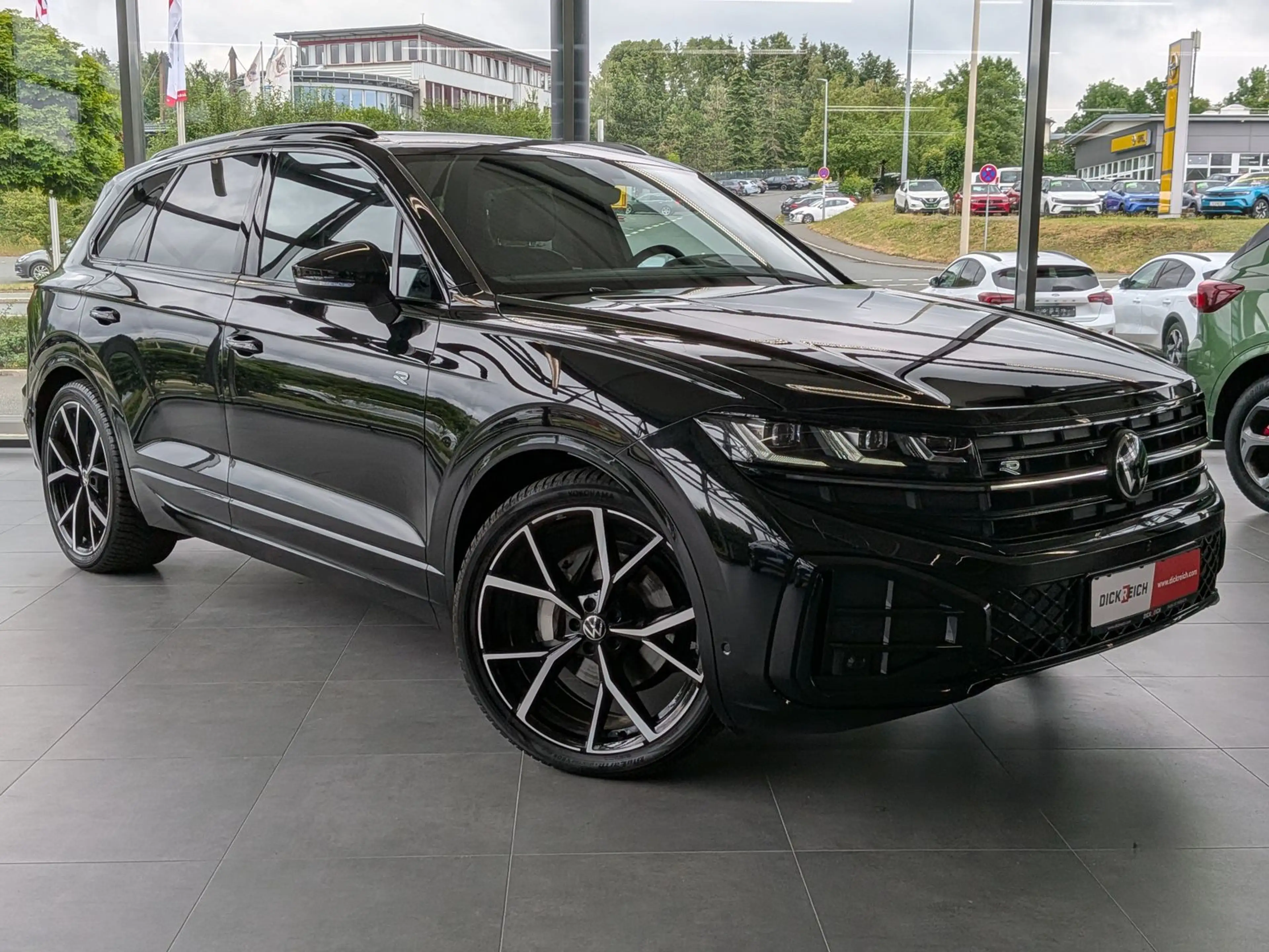 Volkswagen Touareg 3.0TDI 4M R-Line VOLL Black 22" UPE 114T — photo 2