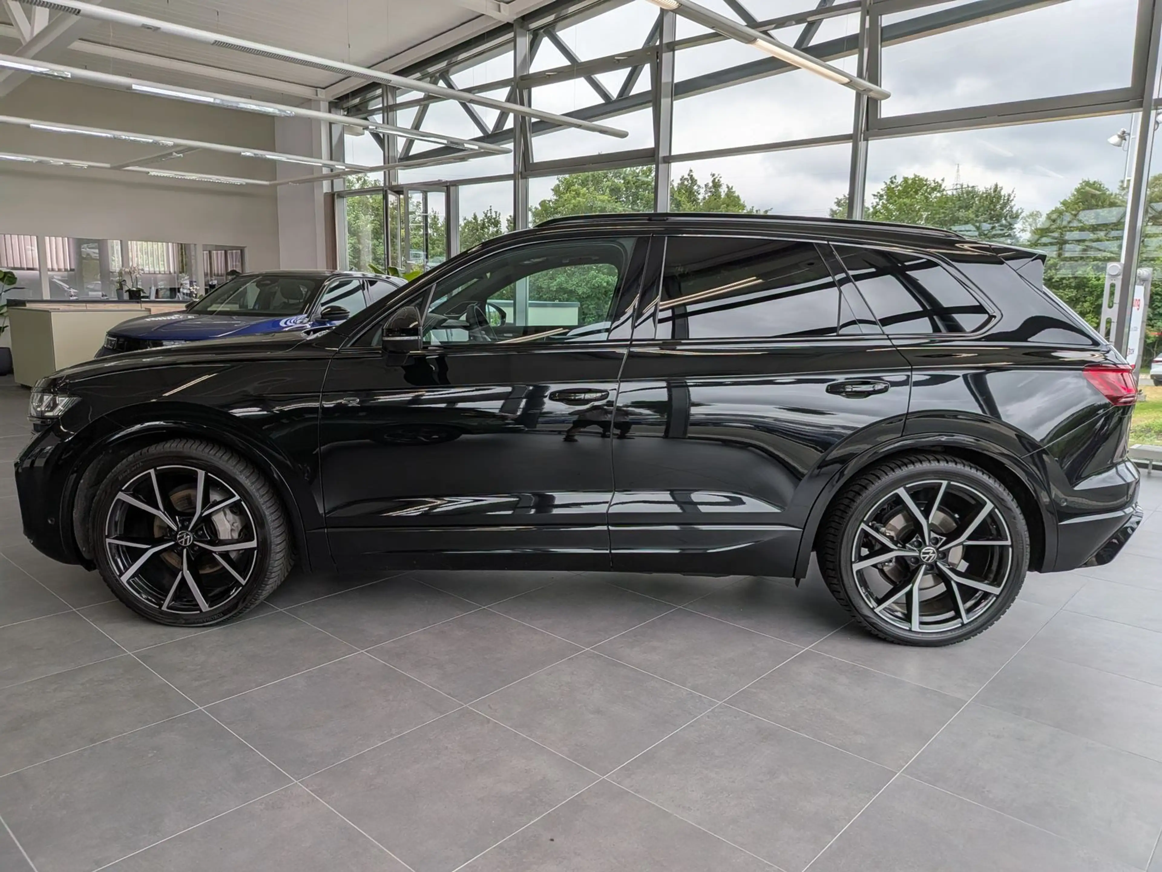 Volkswagen Touareg 3.0TDI 4M R-Line VOLL Black 22" UPE 114T — photo 5