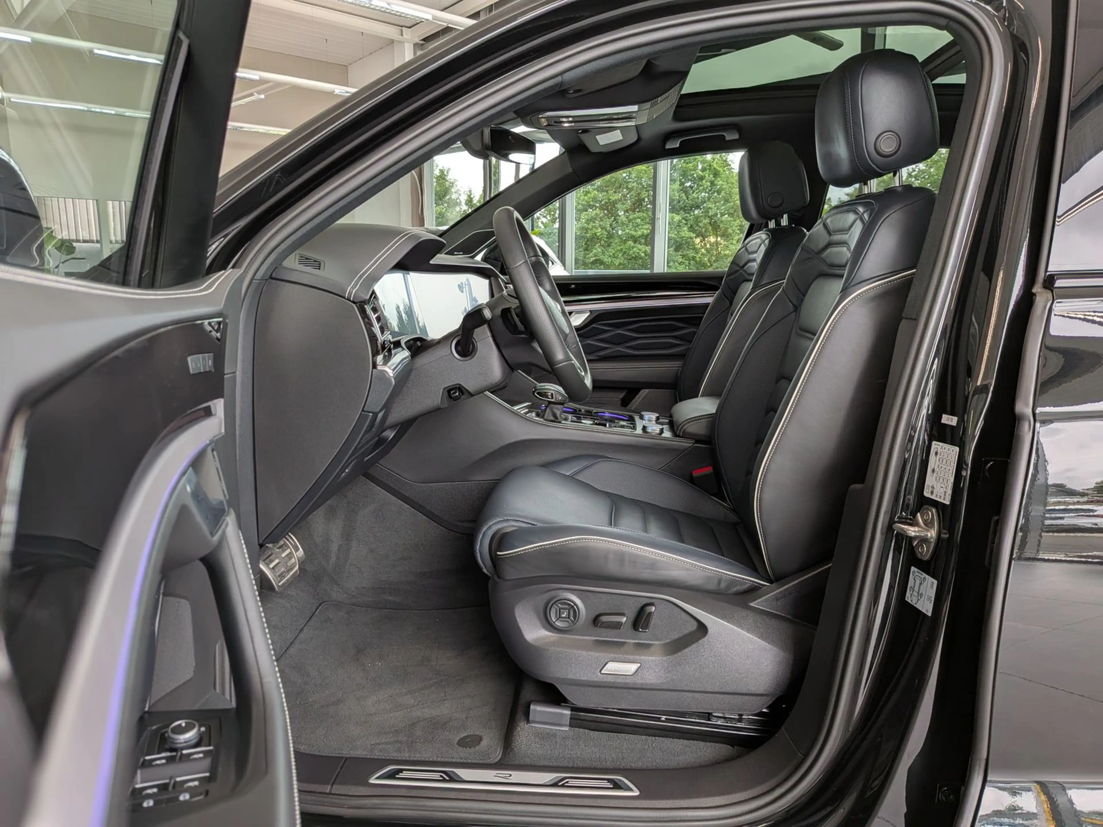 Volkswagen Touareg 3.0TDI 4M R-Line VOLL Black 22" UPE 114T — photo 14