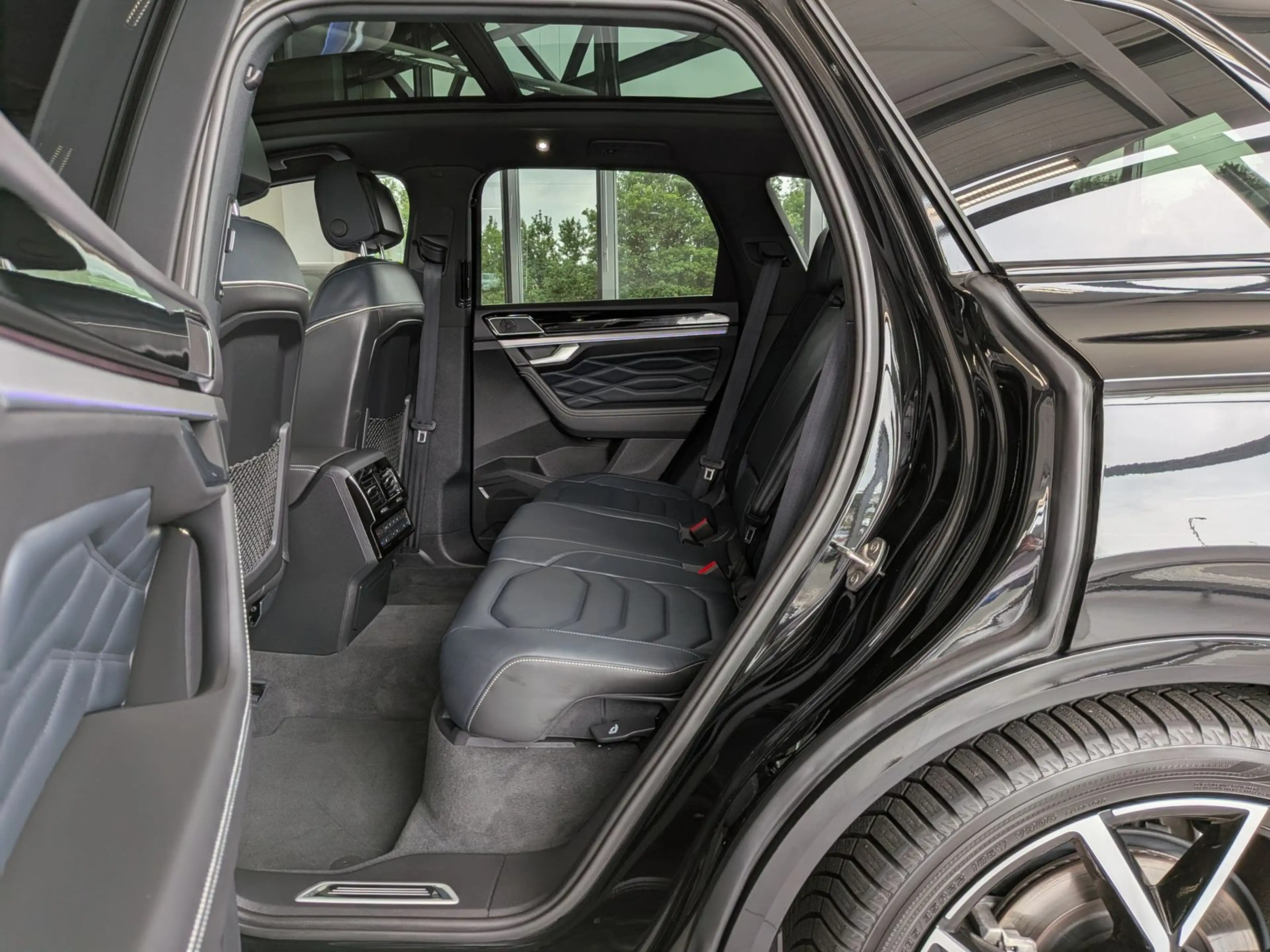 Volkswagen Touareg 3.0TDI 4M R-Line VOLL Black 22" UPE 114T — photo 15
