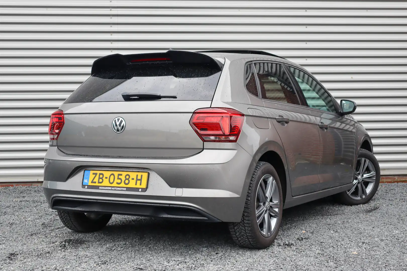 Volkswagen Polo 1.0 TSI Business LED / PANO / Digital Dash / Beats Grey - 2