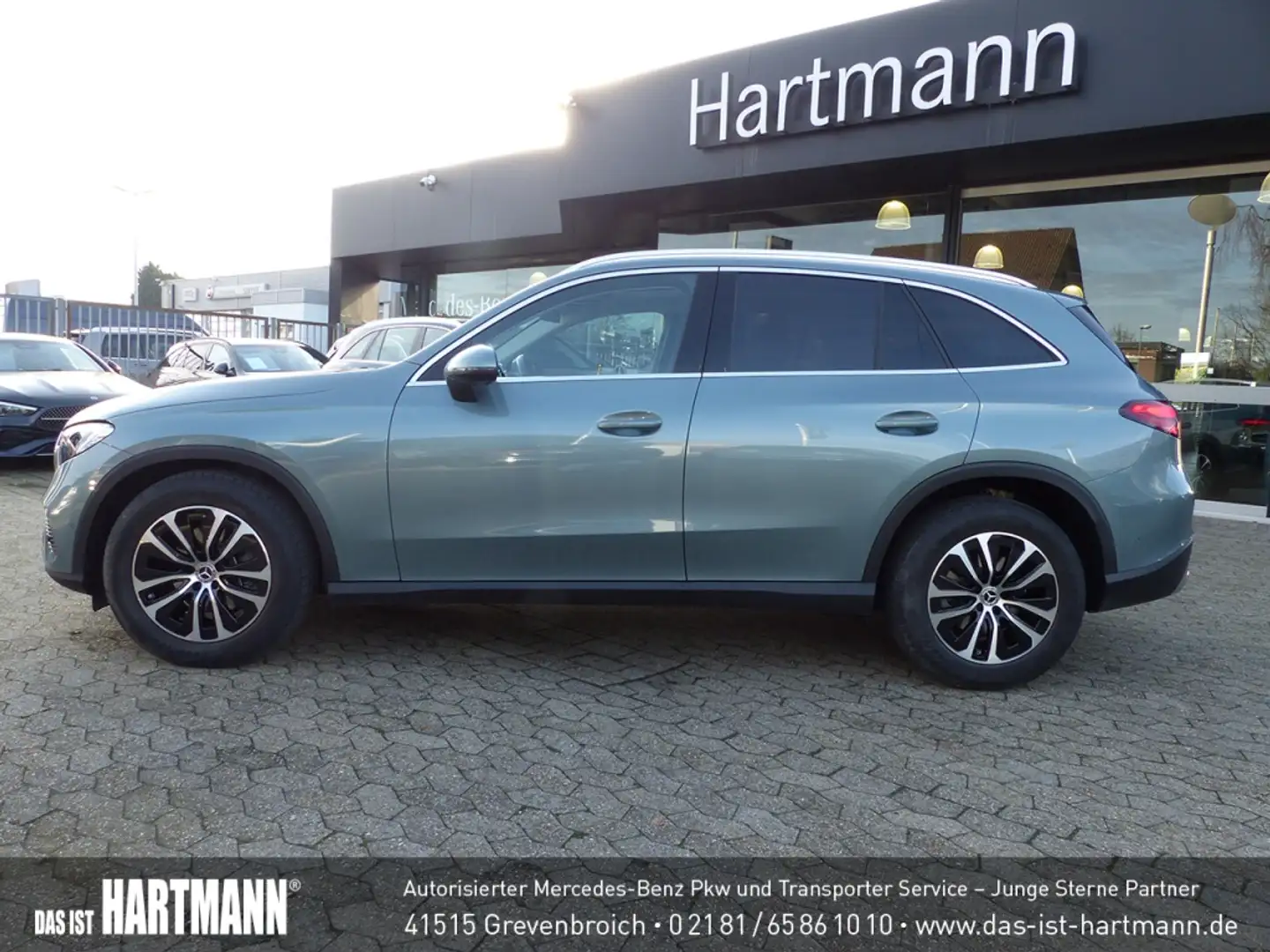 Mercedes-Benz GLC 200 4M AVANTGARDE+PANO+AHK+MEMORY+RF-KAM+LED Silber - 2