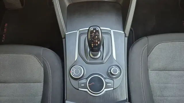 Alfa Romeo Stelvio view 13