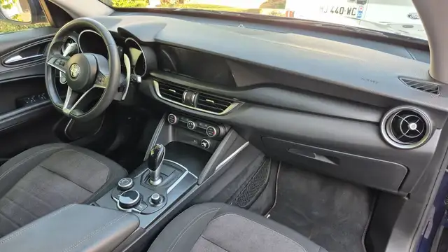 Alfa Romeo Stelvio view 10