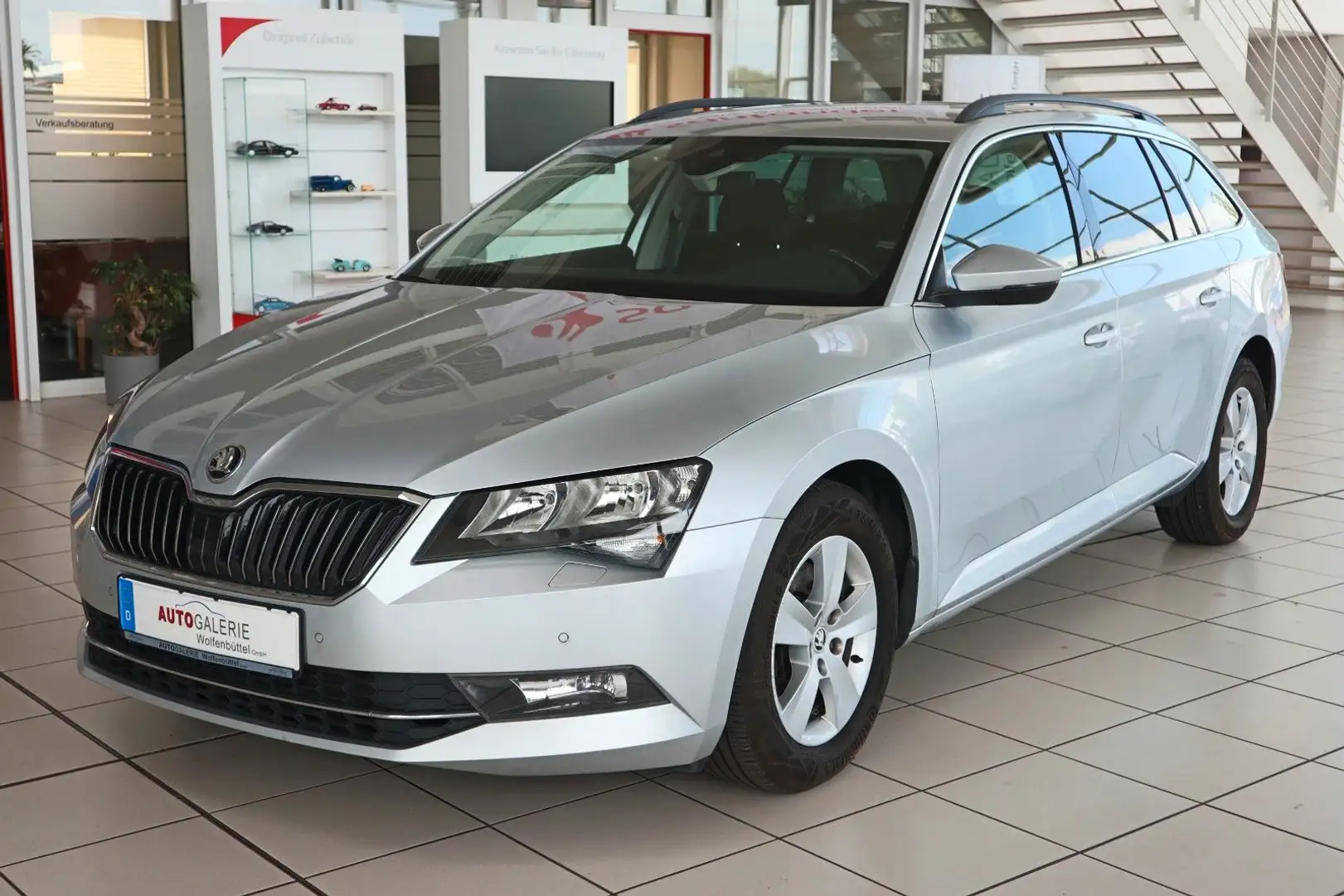 Skoda Superb Combi Ambition DSG Navi AHK PDC Argento - 1