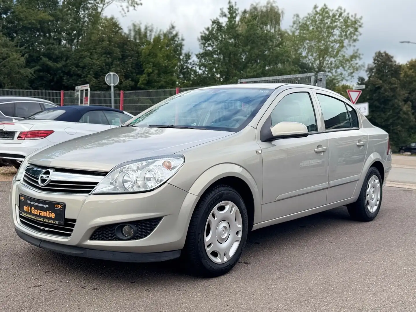 Opel Astra 1.6i Lim. Stufenheck Gold - 1