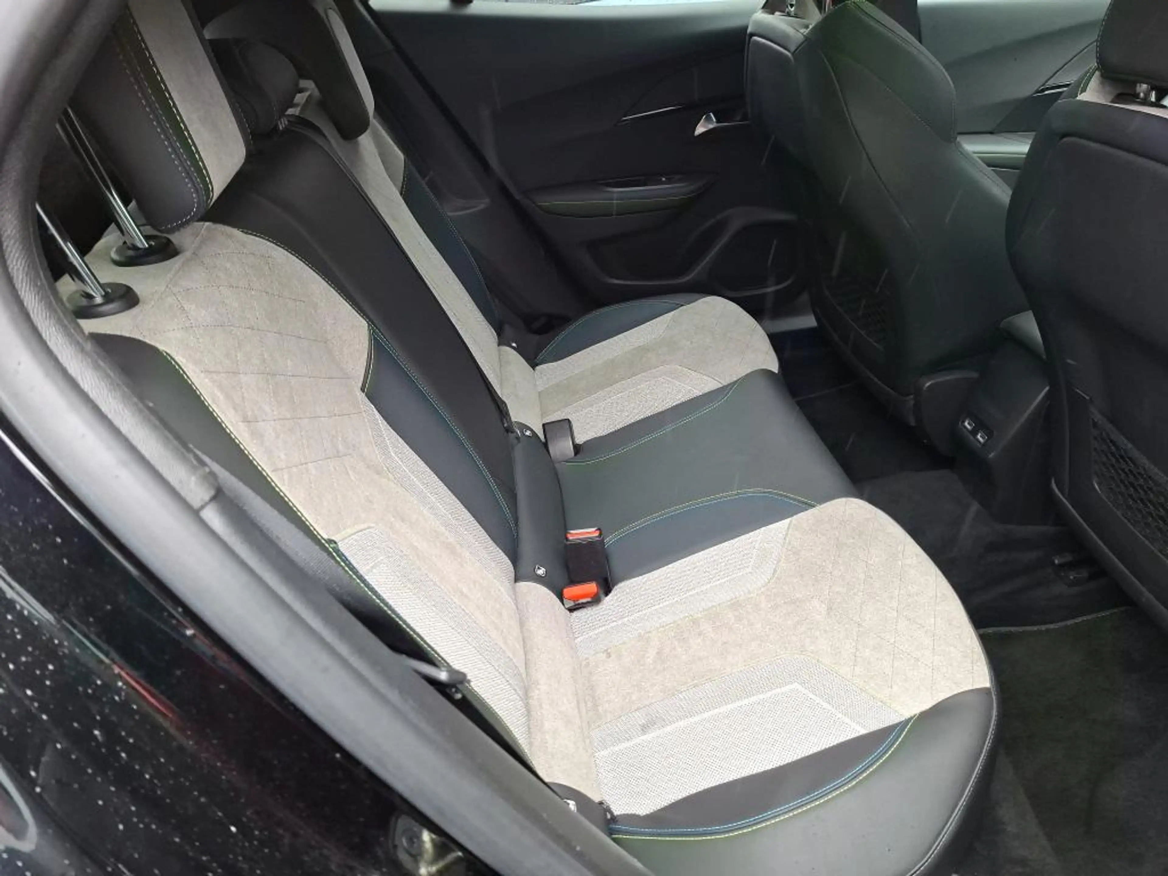 Peugeot e-2008 EV GT Pack 50 kWh | Fase 3 laden | Panorama/schuif — photo 9