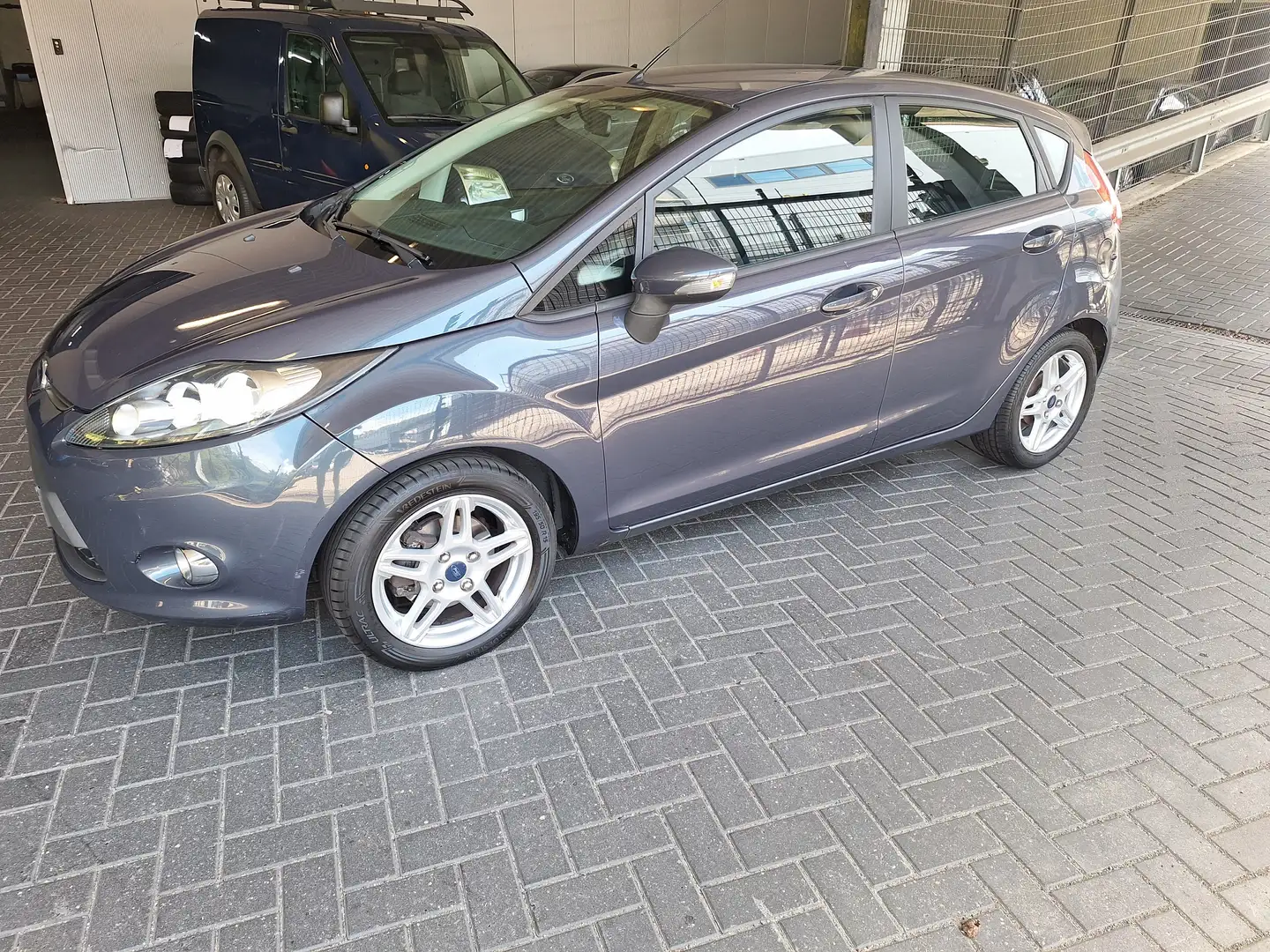 Ford Fiesta Fiesta 1.4 Titanium Grijs - 2