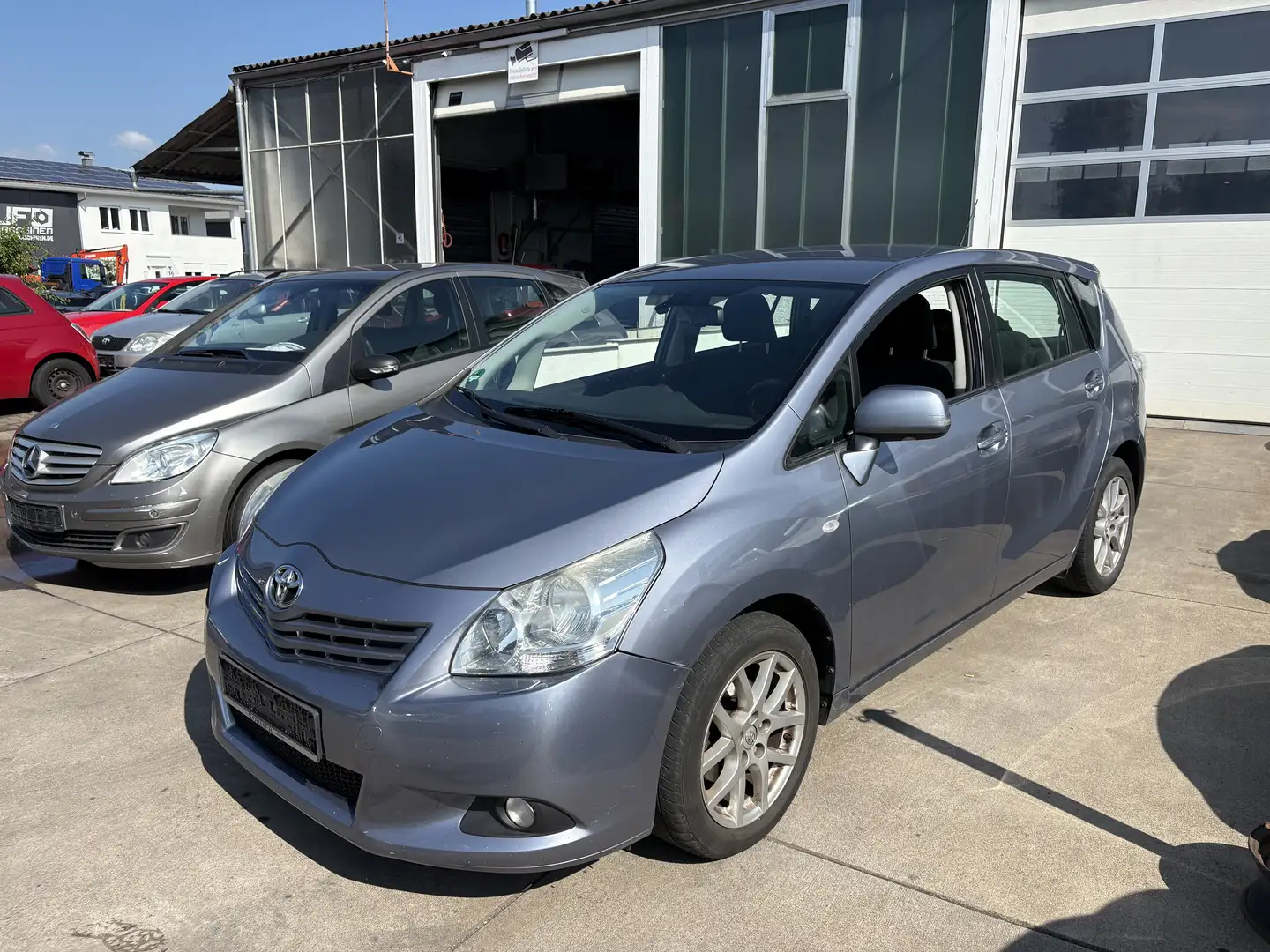 Toyota Verso Executive Blau - 1