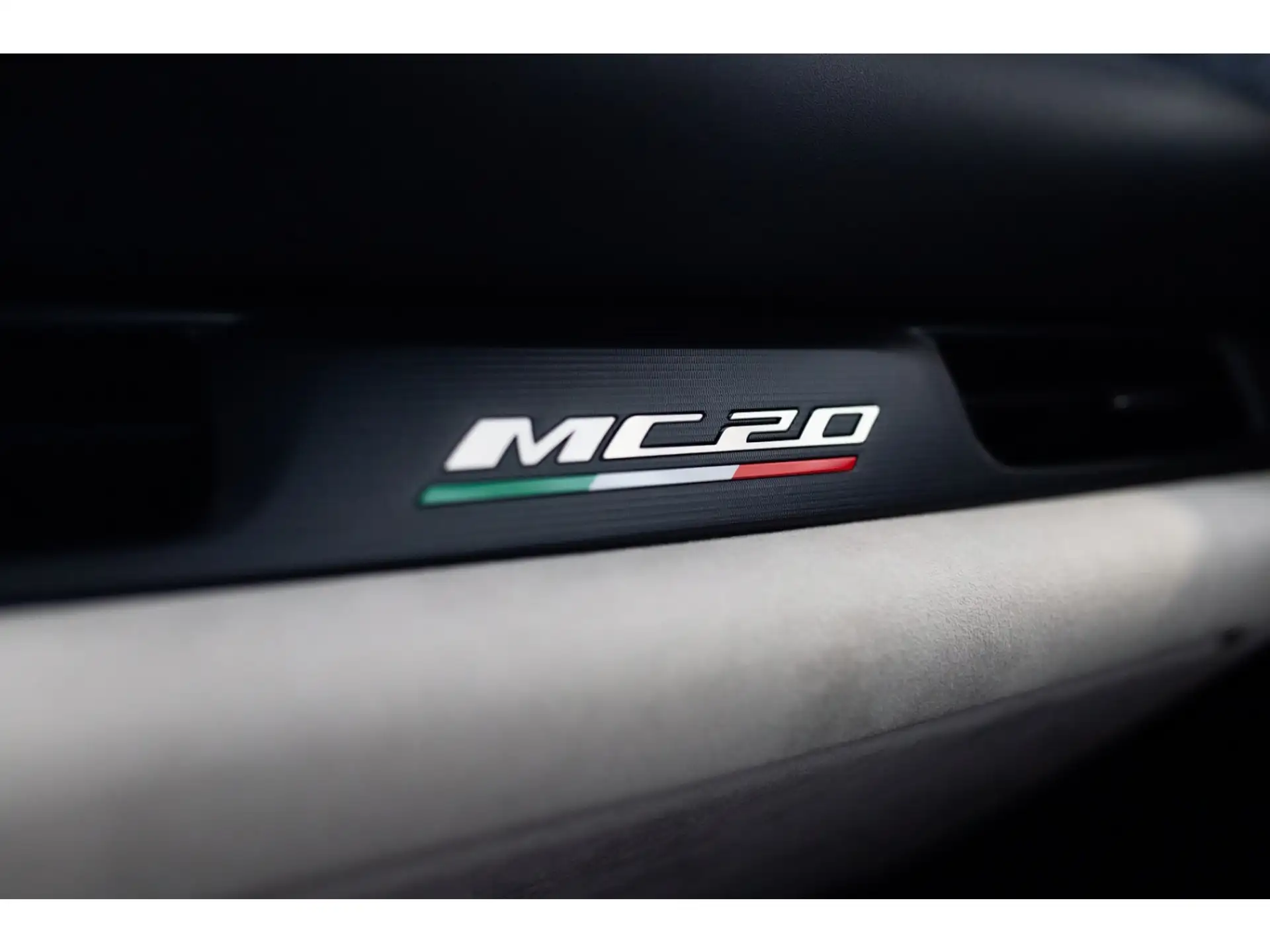 마세라티 MC20 Cabriolet 2025 흰색 사진 5