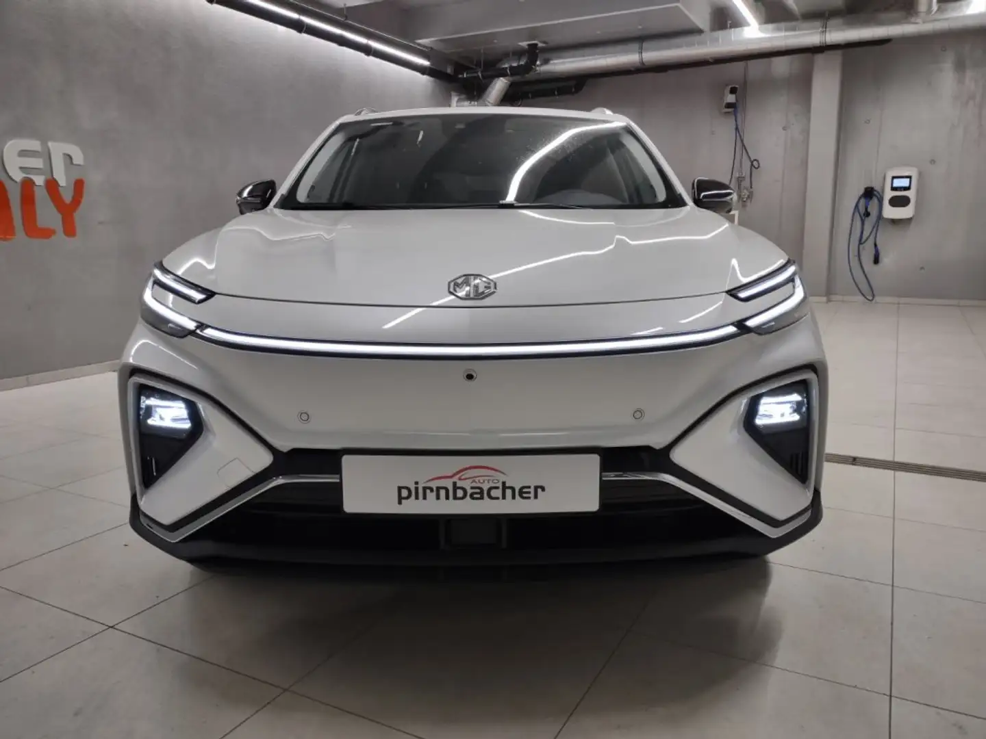 MG Marvel R Performance 4WD Leder Schwarz Weiß - 2