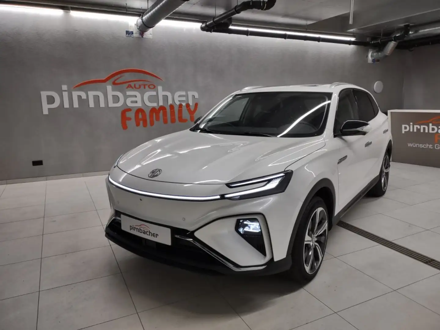 MG Marvel R Performance 4WD Leder Schwarz Weiß - 1