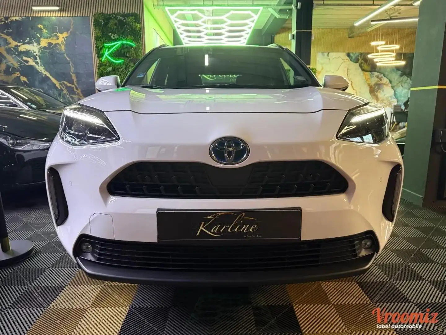 Toyota Yaris CROSS 1.5 114H 90 HYBRID FULL-HYBRID DESIGN PACK CARGO BVA I Sièges chauf - CarPlay Schwarz - 2