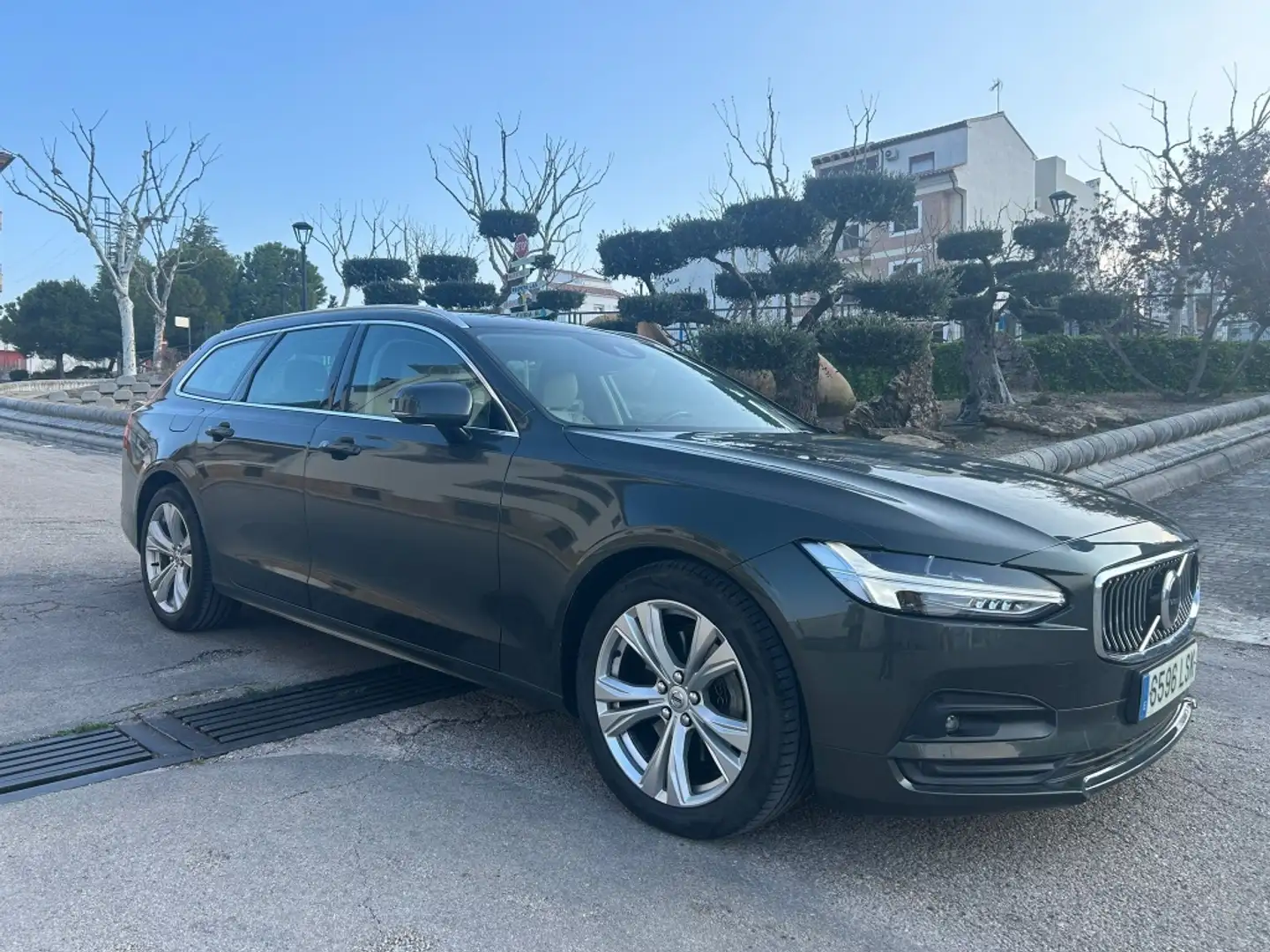 Volvo V90 B4 Momentum Pro Aut. Gris - 1