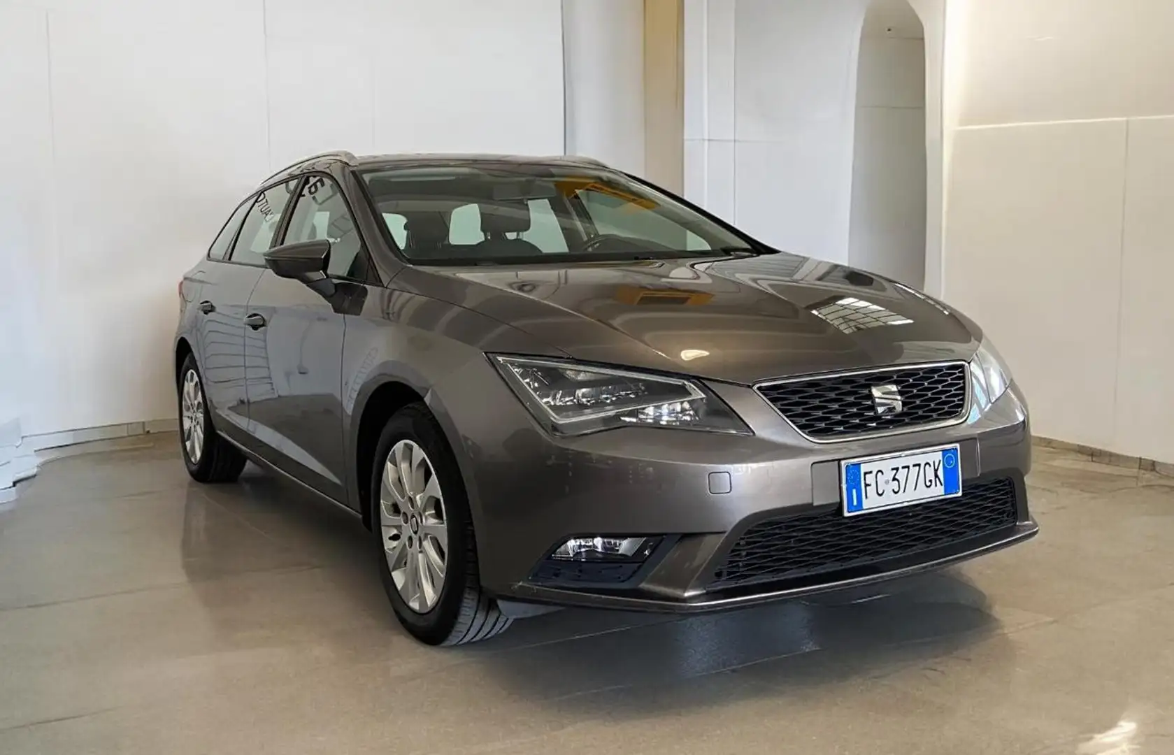 SEAT Leon 1.6 TDI 110 CV ST Start/Stop Business Gris - 2
