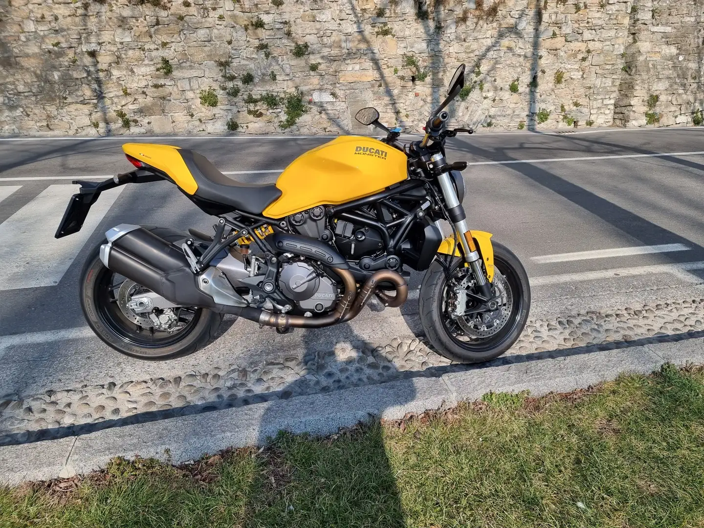 Ducati Monster 821 Sarı - 1