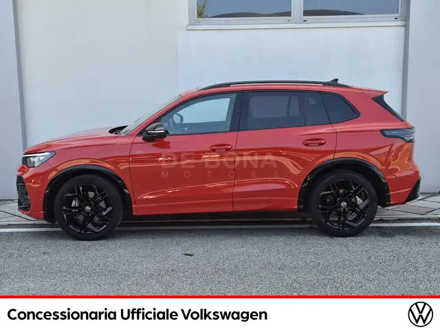 Volkswagen Tiguan view 4