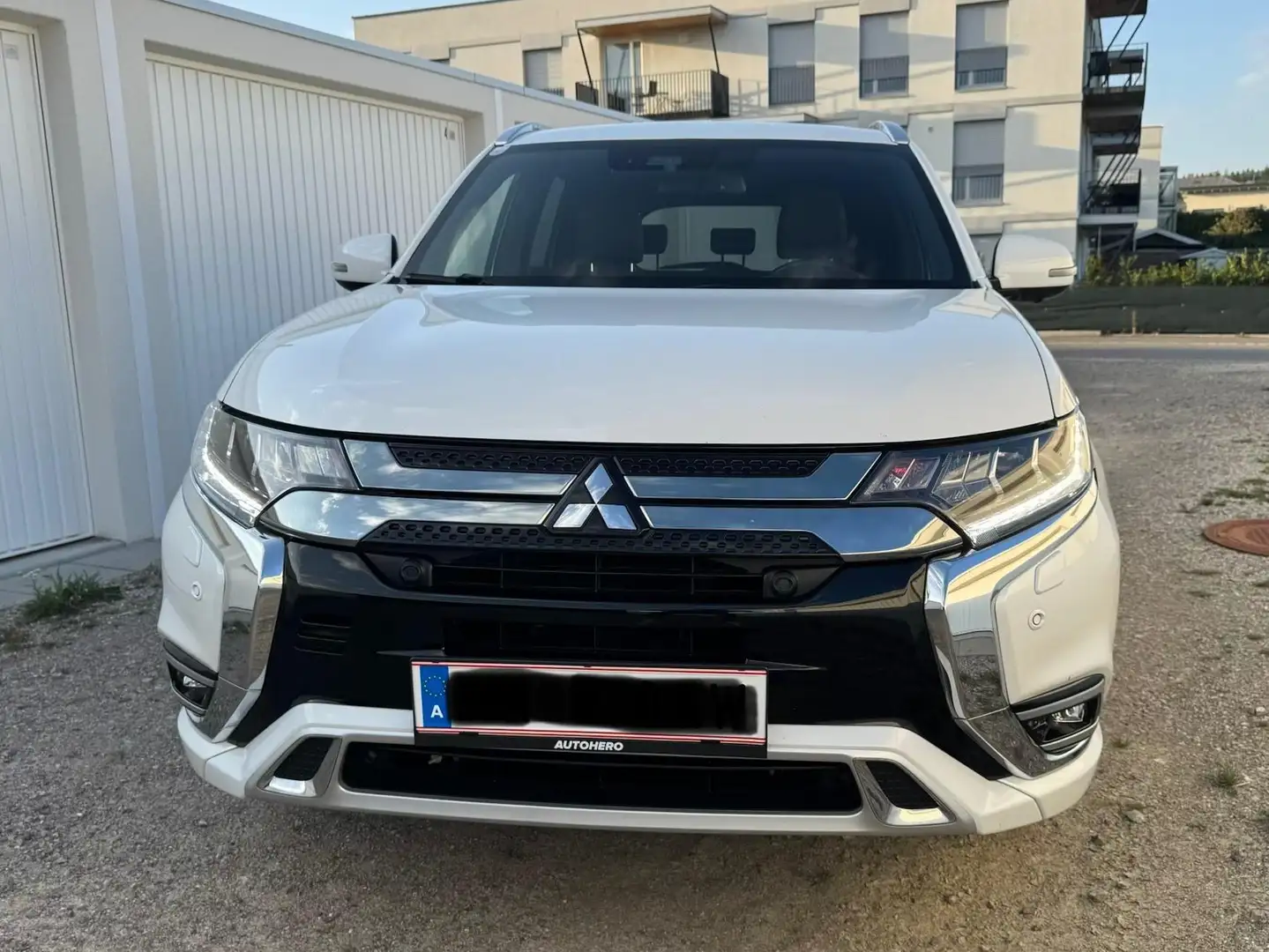 Mitsubishi Outlander Outlander 2,4 PHEV Diamond Connect Diamond Connect Weiß - 2