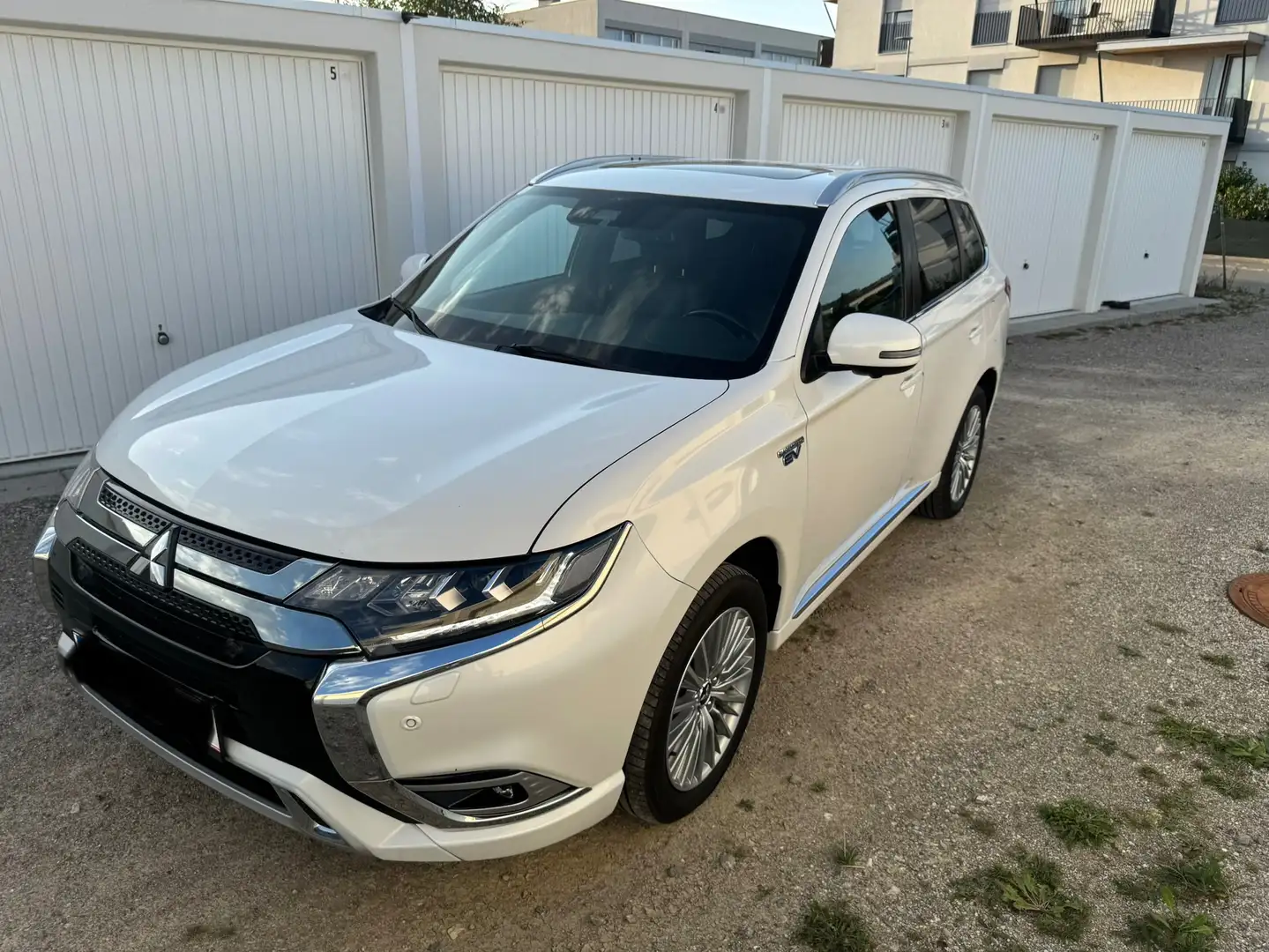 Mitsubishi Outlander Outlander 2,4 PHEV Diamond Connect Diamond Connect Weiß - 1