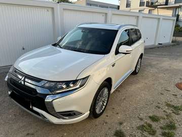 Outlander 2,4 PHEV Diamond Connect Diamond Connect
