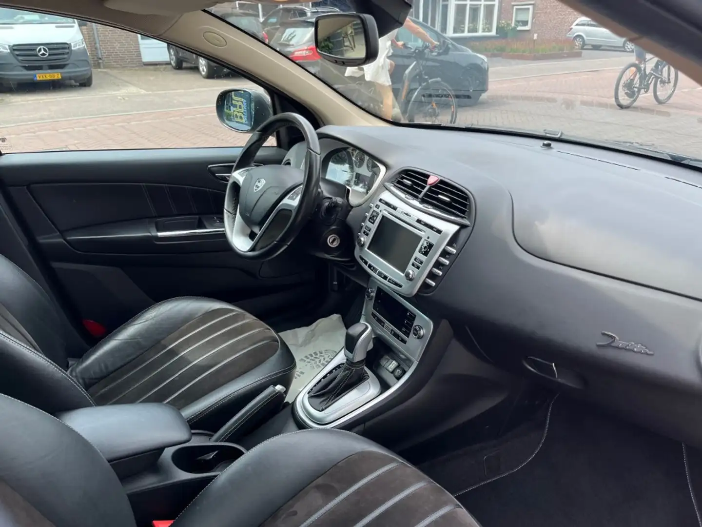 Lancia Delta 1.8-16V DI ORO AUTOMAAT / NAVI / CRUISE CTR. / PDC Zwart - 2